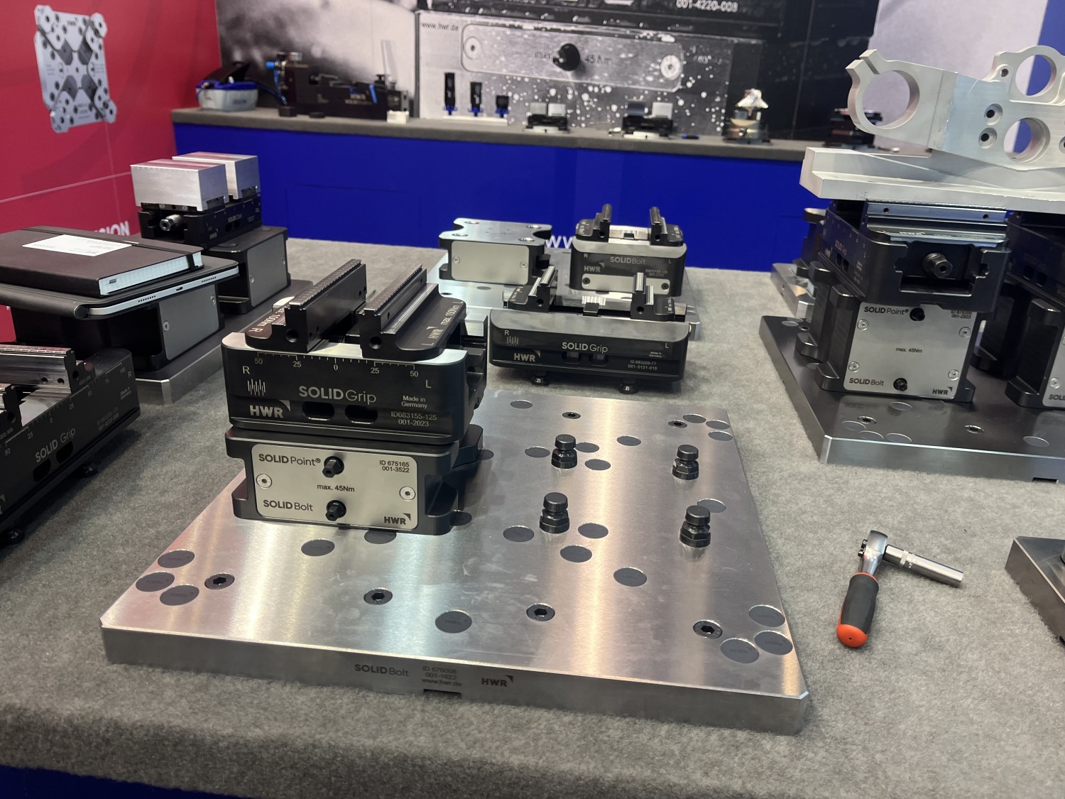 Bei HWR stand neben dem 4-Backen-Futter InoFlex die mechanische Nullpunktspanntechnik im Fokus. Zu sehen ist ein platzsparender Aufbau aus SolidPoint, SolidBolt und SolidGrip