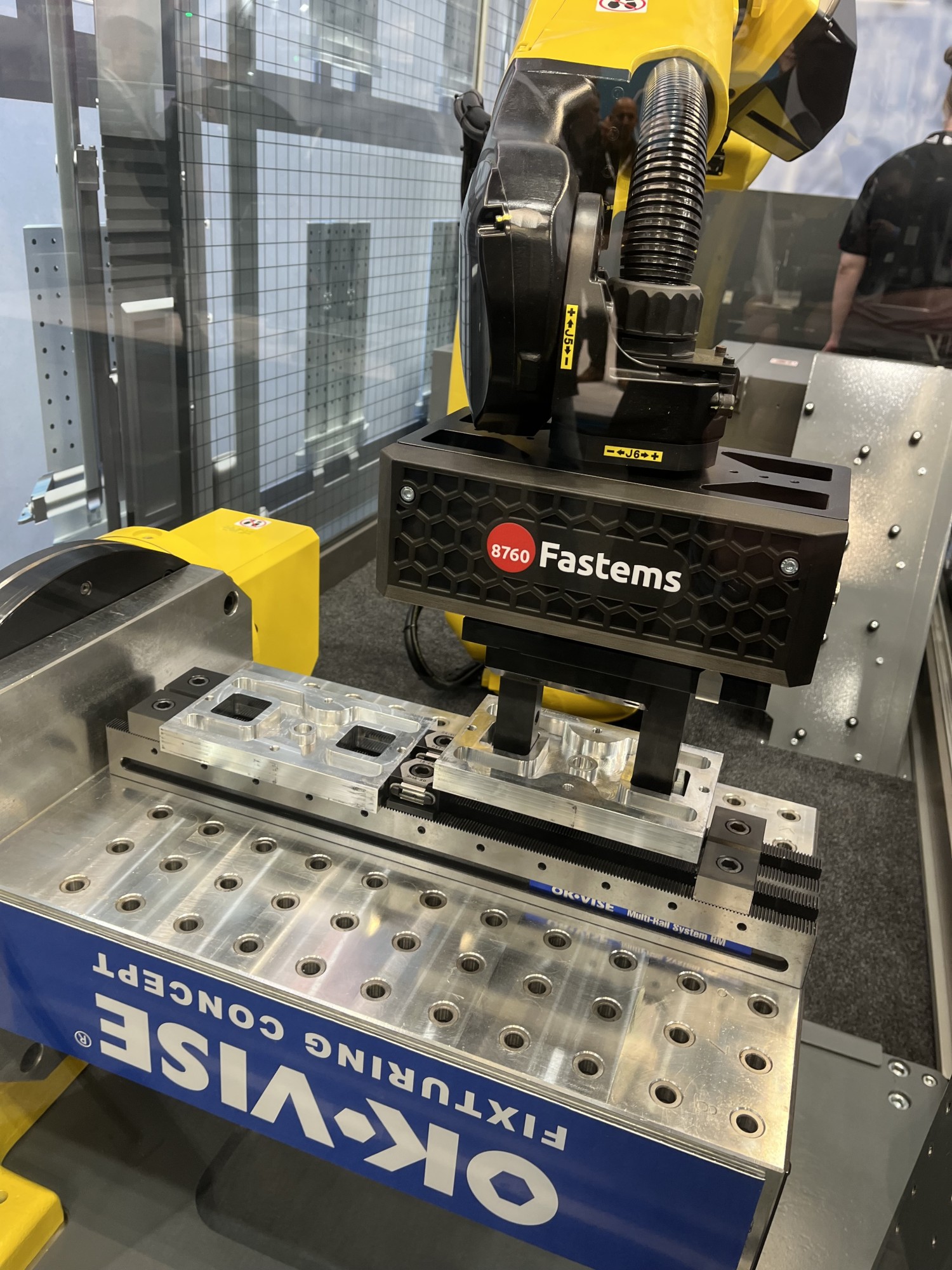 Bei Fastems wird der Flexible Pallet Tower (FPT) vorgestellt, der nun 1000 kg schwere Werkstücke auf Paletten aufnehmen kann. In der Ausführung als FPS können mehrere Bearbeitungsmaschinen angebunden werden. Im Bild ist die ALD zu sehen, eine Neuentwicklung, die erstmals auf der EMO präsentiert wurde: Die Auto-LoadingCell (ALD) automatisiert den Schritt des Rüstens der Werkstücke und sorgt so für eine 360° Automation.