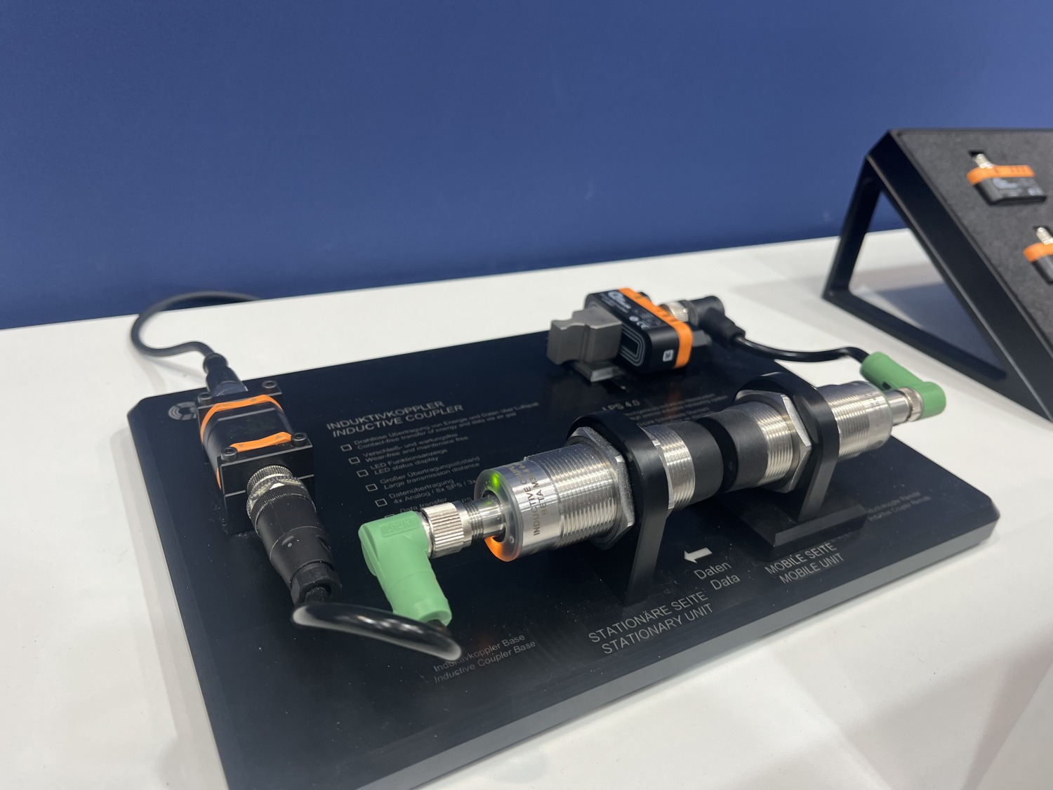 Die Kombination von mechanischer Spanntechnik mit modernster Elektronik zur Signalübertragung feiert am Stand von SMW Autoblok Premiere. die signalübertragung erfolgt induktiv über einen Luftspalt ohne feste Verbindung der Signalgeber und -nehmer