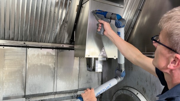 Maschine digitalisieren: Die Geometrien von Köpfen, Spindeln, Kühldüsen, Laserapparaturen oder Aggregaten können sogar bei Maschinen desselben Typs unterschiedlich sein. Daher wird die Maschine mit sämtlichen möglichen Kollisionselementen individuell aufgenommen. Damit sich Bewegungen und Geometrien richtig zuordnen lassen, müssen auch Referenzpunkte digitalisiert werden. Im Bild ist das Aufnehmen der Referenzpunkte zu sehen