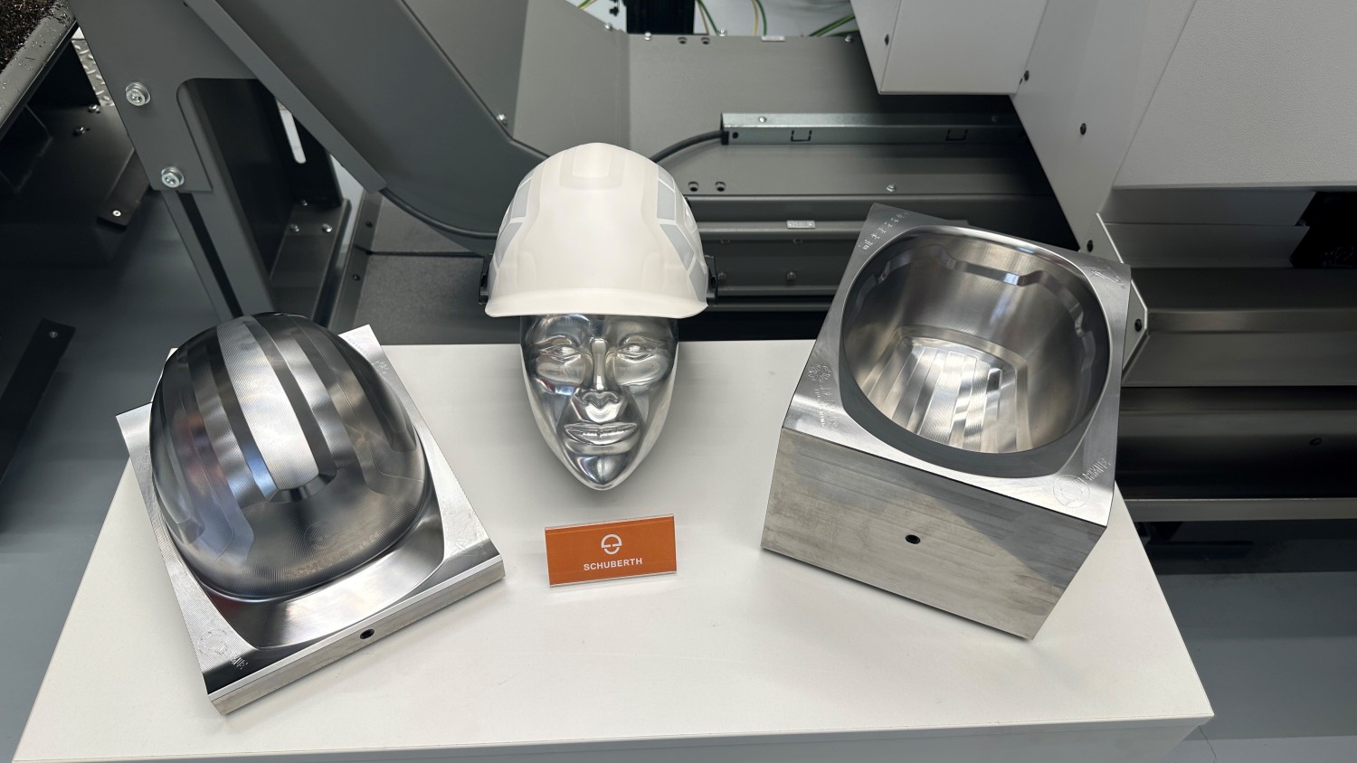 Stahlform für einen Bauhelm aus dem Segment Werkzeug- und Formenbau, hergestellt auf einer Hermle C 650 Gen2; Partner: Moldino, Gressel, Siemens und Janus