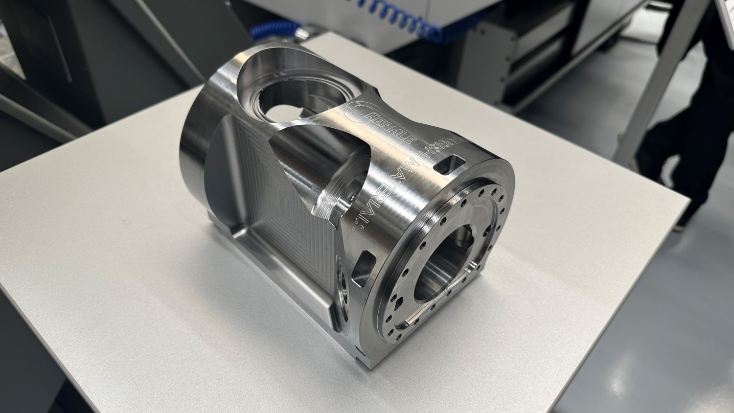 Mittels Schwerzerspanung realisiertes Stahl-Bauteil für den Maschinenbau, gefertigt auf einer Hermle C 32; Partner: Mitsubishi Materials, Emuge Franken und Autodesk