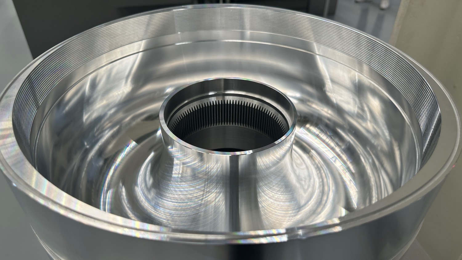 Aluminium-Werkstück für den Produktionstechnikmarkt mit hohem Drehanteil wie gemacht für ein Fräsdrehzentrum Hermle C 42 MT Gen2; Partner: Horn, Röhm und Siemens