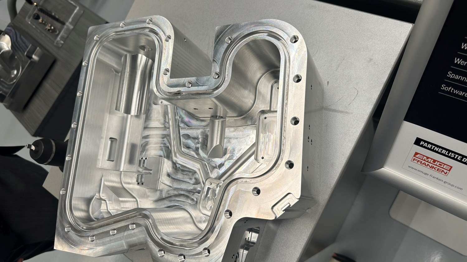 Aluminiumgehäuse aus dem Segment der Halbleiterindustrie, zerspant auf einer Hermle C 32; Partner: Emuge Franken und Open Mind