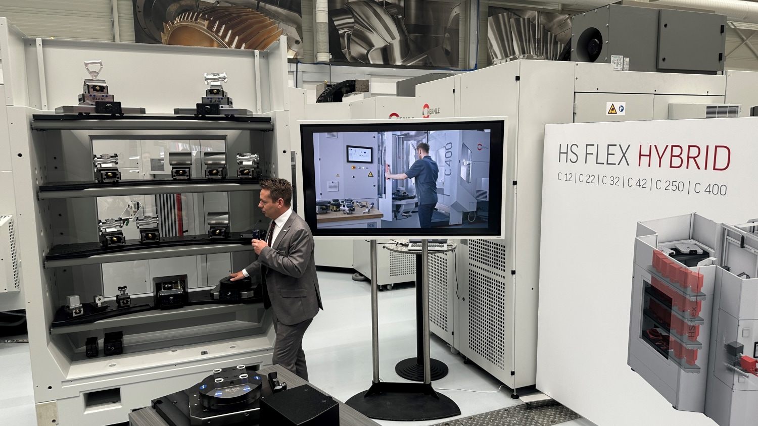 Infostand zur vorgestellten, neuen Hermle-Automationslösung HS flex hybrid