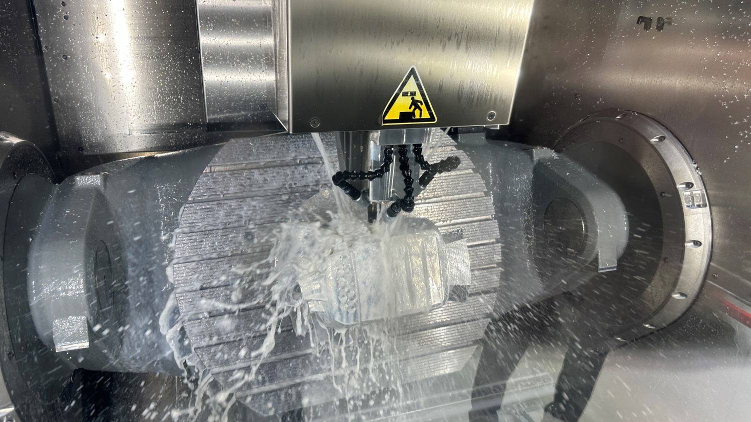 Das Demobauteil wurde live gefertigt, wie alle anderen Werkstücke auch; in diesem Fall auf einer Hermle C 42; Partner: Mitsubishi Materials, Lang Technik, Tebis