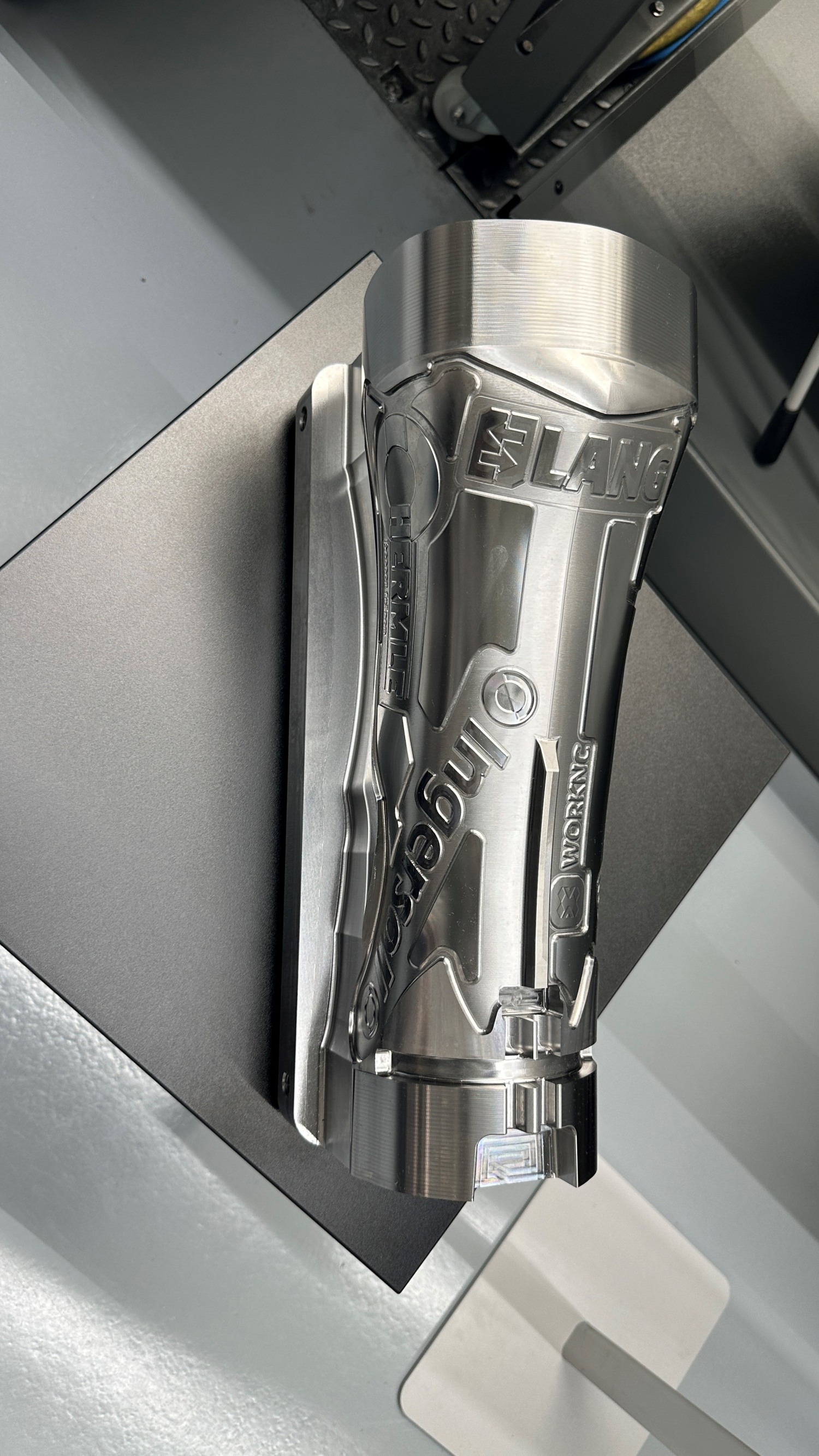 Titanbauteil aus dem Maschinenbau, gefertigt auf einer Hermle C 32 Gen2; Partner: HAM, Gressel, SolidCAM, Knoll