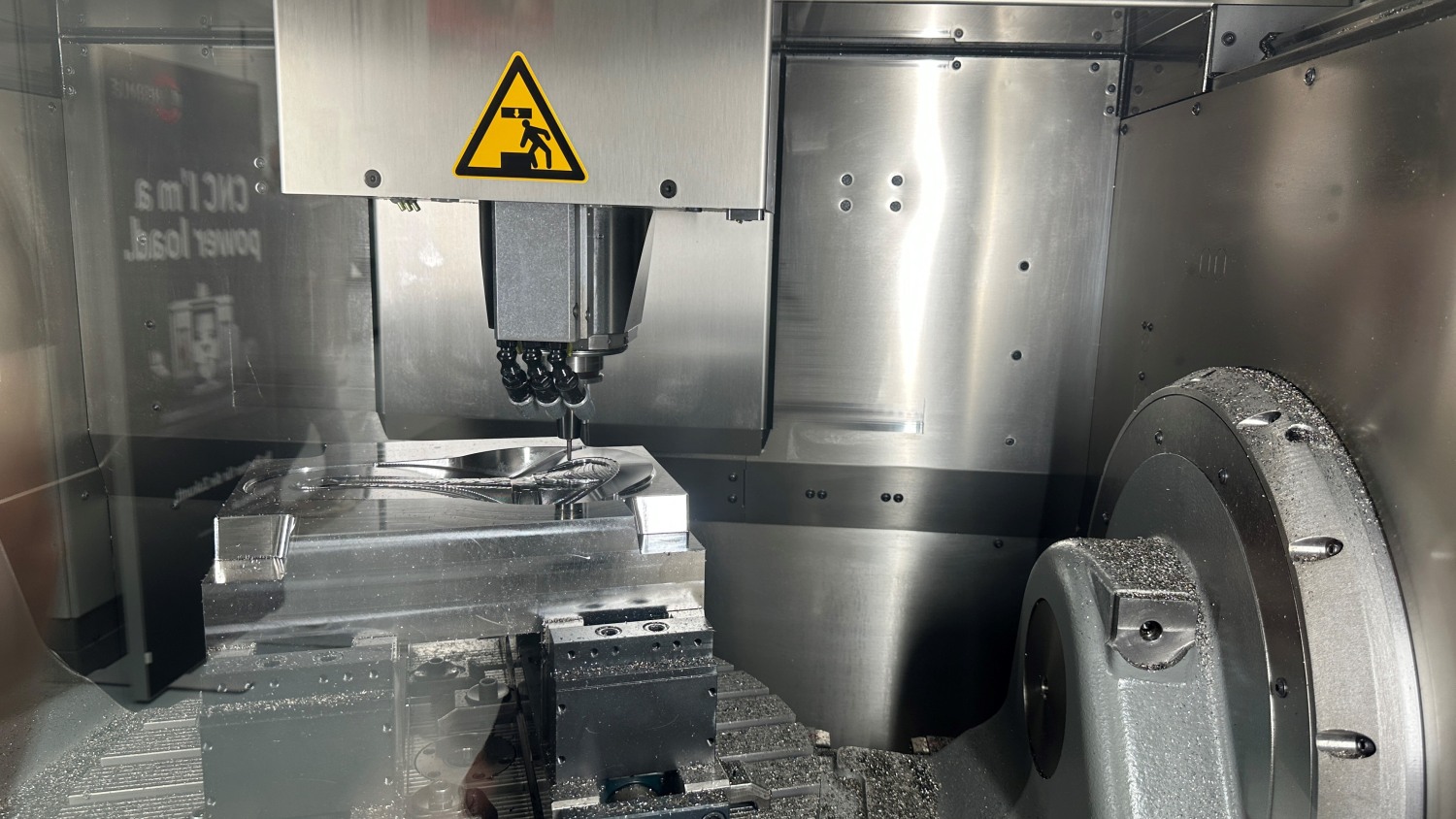Die Form wurde live gefertigt auf einer Hermle C 400; Partner: LMT Tools, Allmatic, Open Mind
