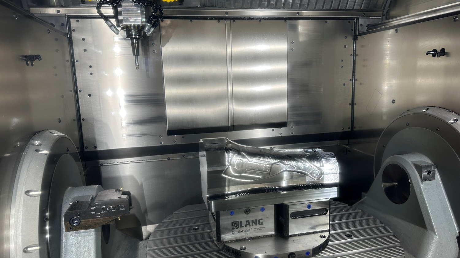 Live gefertigt wurde die Form auf einer Hermle C 42; Partner: Ingersoll, Lang Technik, Hexagon
