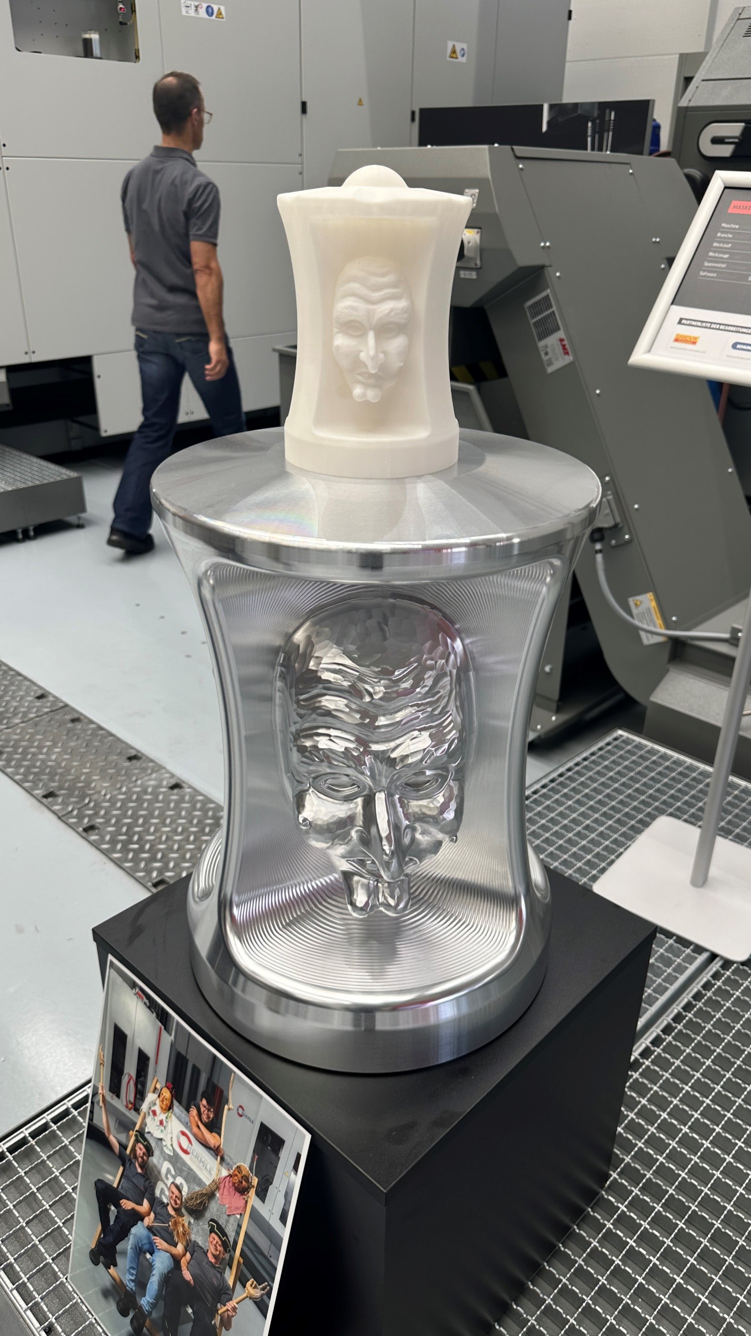 Aluminium-Maskensäule aus dem Anwendungsfeld Modellbau, gefertigt auf einem Fräsdrehzentrum Hermle C 52 MT; Partner: Sandvik, Schunk, Siemens
