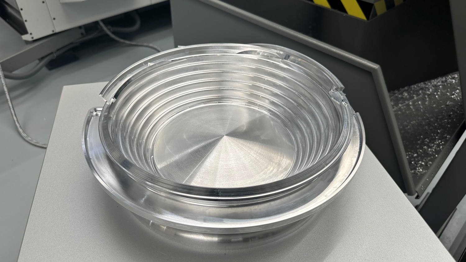 Aluminium-Sortierbehälter aus dem Feld der Produktionstechnik, hergestellt auf einem Fräsdrehzentrum Hermle C 42 MT; Partner: Hoffmann Group, SMW Autoblok und Open Mind
