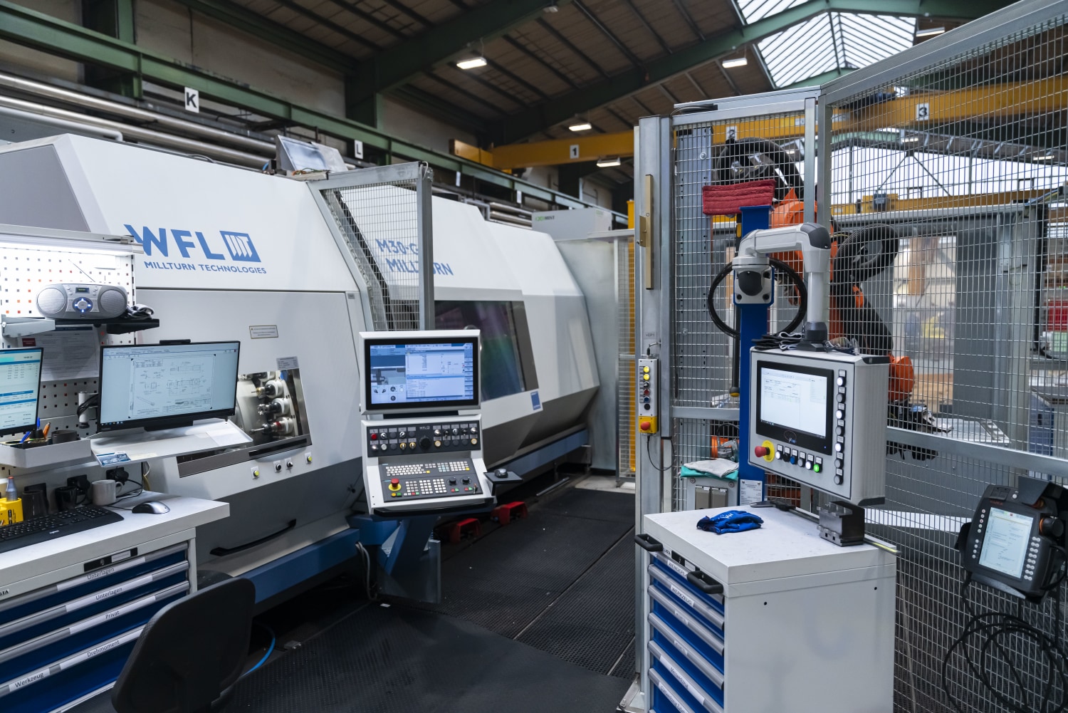 Blick auf die WFL-Millturn-Maschine mit angedockter Roboter-Automationszelle
