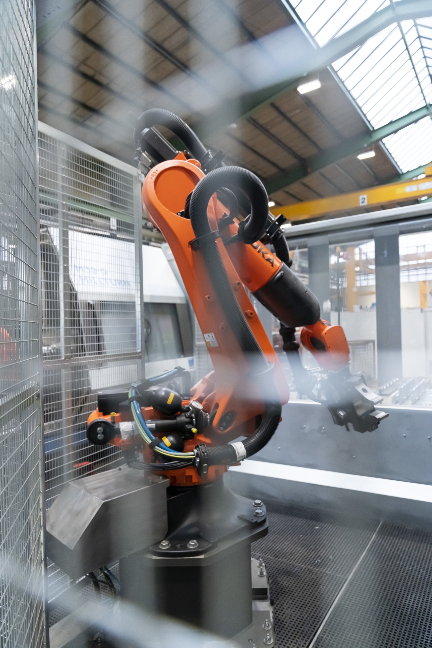 Blick auf den 6-Achs-Ronoter durch das Gitter des Schutzzaunes