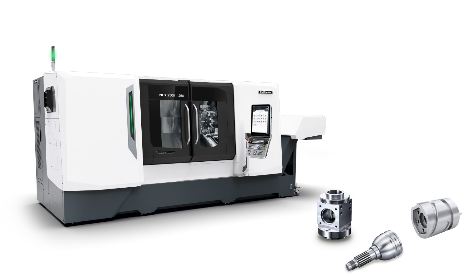 Das Bild zeigt eine CNC-Drehmaschine „NLX 2500 | 1250“ von DMG MORI mit Steuerpanel rechts. Daneben liegen drei bearbeitete Metallbauteile als Beispiele für Werkstücke.