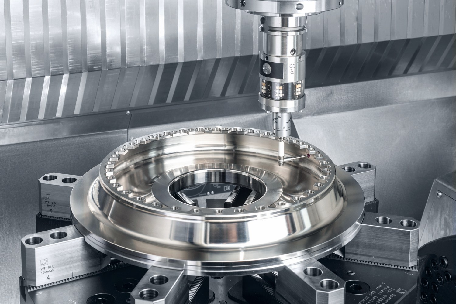 Nahaufnahme einer CNC-Maschine bei der Bearbeitung eines glänzenden, runden Metallteils mit feinen Bohrungen. Ein Messfühler tastet präzise die Oberfläche ab. Die Umgebung wirkt technisch und hochpräzise.