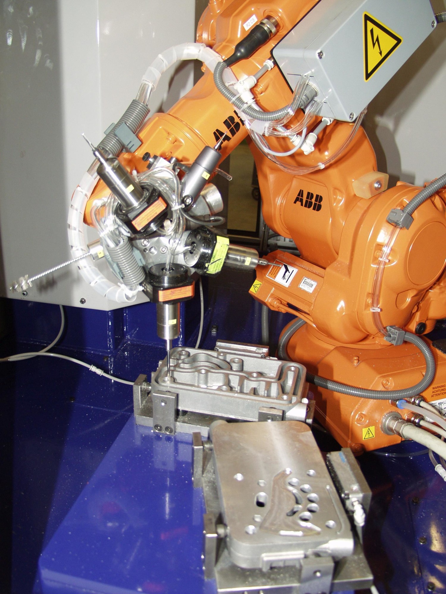 Die Roboter-Schleifstation für das präzise Entgraten und Polieren von Zylinderköpfen ist mit drei Frässpindeln, einer Bürstspindel sowie einem 3D-Messtaster ausgestattet (Bild: Heinz Berger Maschinenfabrik) 