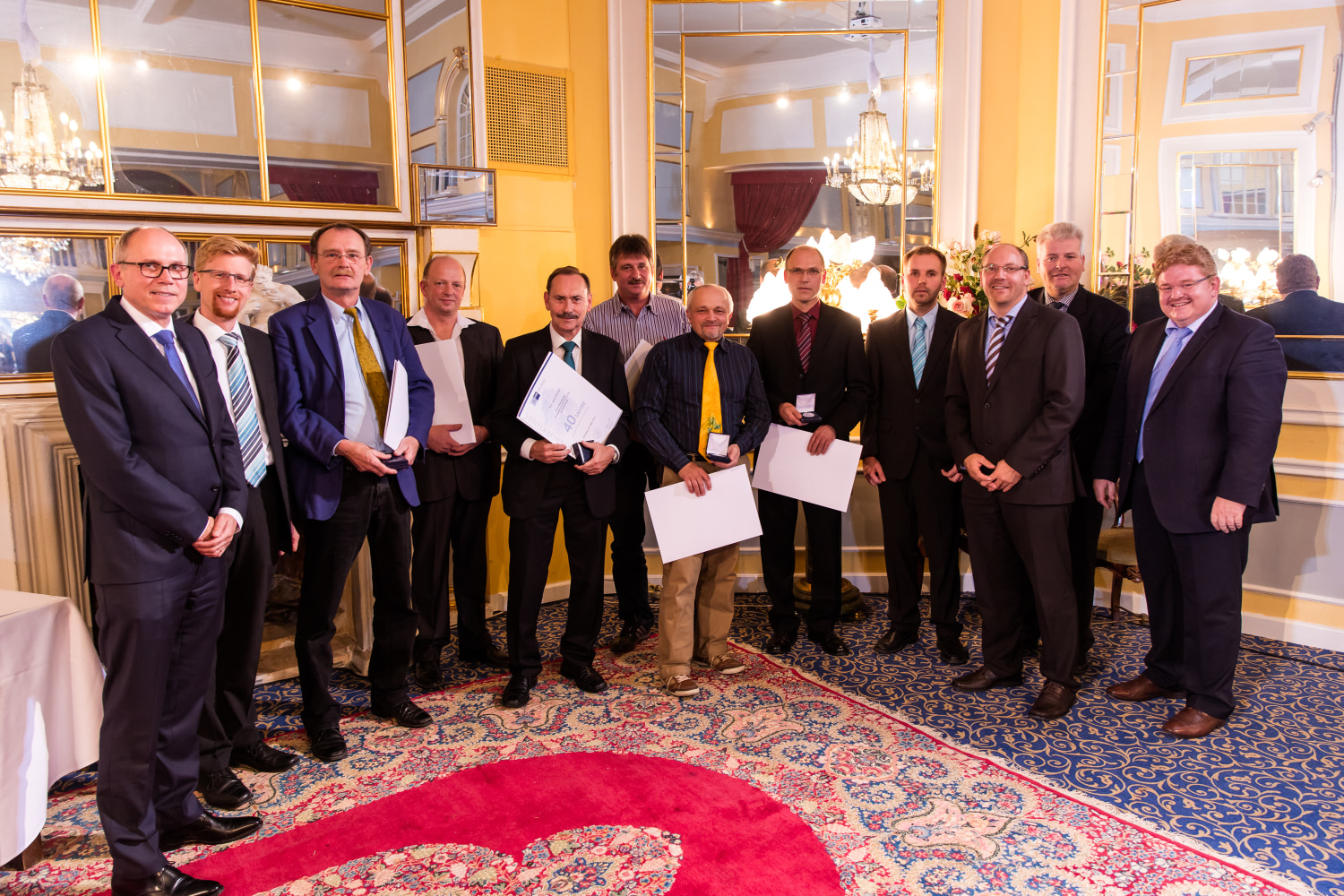 Ebermannstadt: Joost Berting – VP und MD; Simon Weber – Geschäftsführer; HansIllgner (40); Edwin Brütting (25); Georg Glöckner (40); Gerhard Derfuss (25); Karl-Heinz Wendt (25); Manfred Dorsch (25); Marcel Adelhardt – BR; Thorsten Borchardt – Werkleiter; Ulrich Pipper – Personalleiter; Matthias Pasler – Direktor Human Resources EMEA (Bild: Kennametal) 