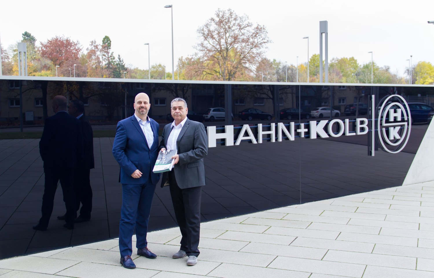 Stefan Radünz, Channel Partner Manager bei Widia (links), und Uwe Schmelzer, Leiter Entwicklung und Anwendungstechnik Zerspanung bei Hahn+Kolb, freuen sich über die Kooperation (© Hahn+Kolb) 