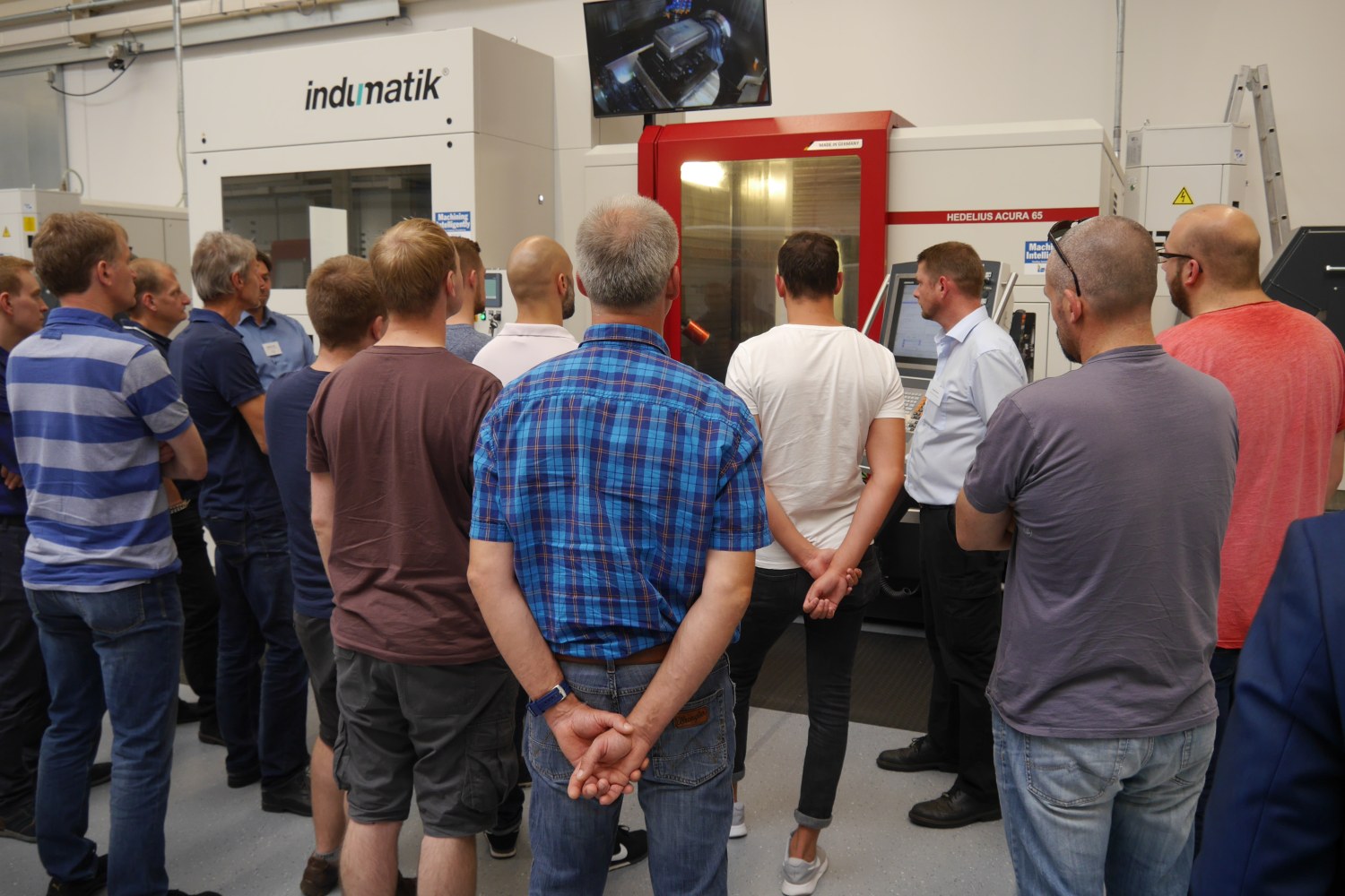Die Teilnehmer des Workshops der Firma MZT Reining GmbH schauen sich auf der ACURA 65 EL von Hedelius unterschiedliche Frässtrategien an, die zuvor erarbeitet wurden (© Hedelius) 