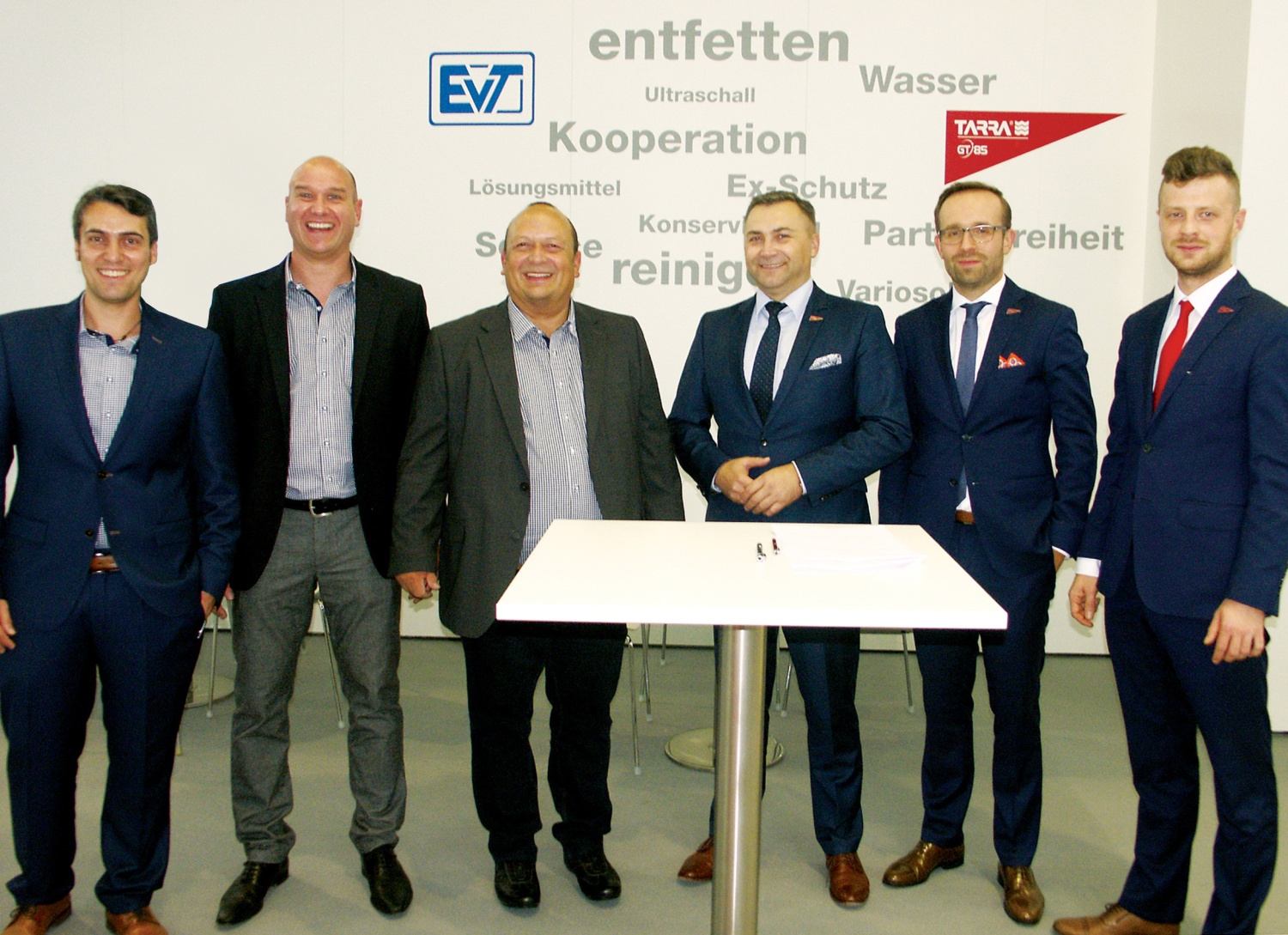 Das Team von EVT Eiberger Verfahrenstechnik und GT85 Polska nach der Vertragsunterzeichnung (© EVT)  