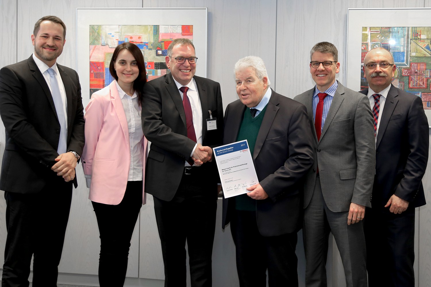Christian Hasslinger (3. von links), Bosch, überreicht gemeinsam mit Liliia Bagatova (2. von links), Bosch, die Auszeichnung als ›Preferred Supplier‹ an die Mapal-Vertreter Dr. Dieter Kress (3. von rechts), Dr. Jochen Kress (2. von rechts), Siegfried Wendel (rechts), Global Sales Director, und Key Account Manager Michael Kokoschka (links, © Mapal) 