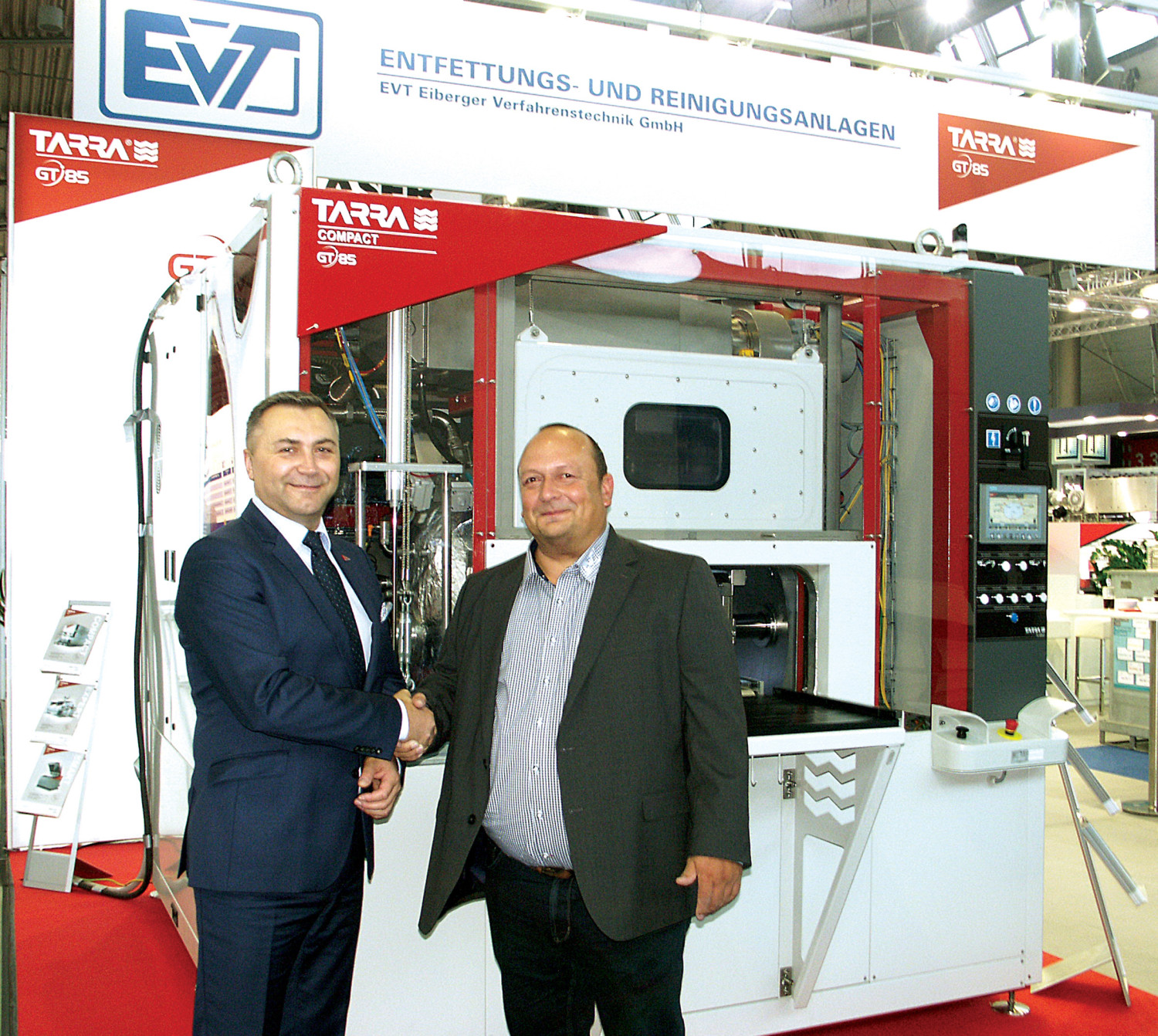 Shake-Hands zur Vertriebspartnerschaft vor einer TARRA Compact 200: Harald Eiberger (rechts), Geschäftsführer der EVT Eiberger Verfahrenstechnik GmbH, sowie Zbigniew Kurant, Geschäftsführer von GT85 Polska (© EVT)  