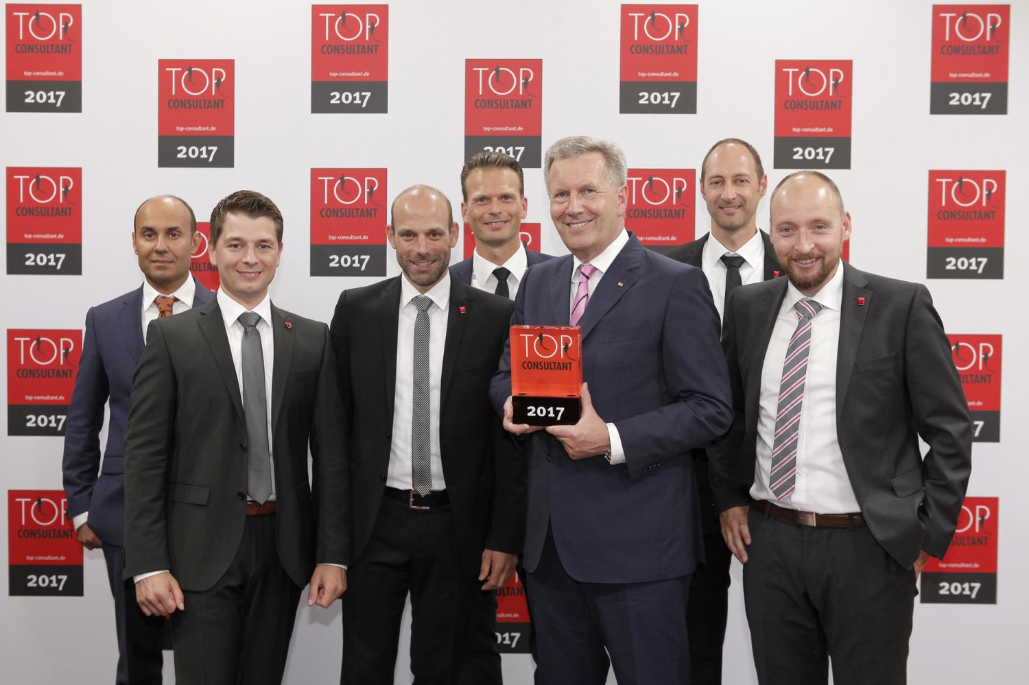Top Consultant-Mentor und Bundespräsident a. D. Christian Wulff überreicht auf dem 4. Deutschen Mittelstands-Summit in Essen dem Beraterteam von Tebis Consulting die Auszeichnung als Top Consultant 2017. (v.l.: Burak Beklenoglu, Tomasz Kawala, Jens Lüdtke, Julian Odeh, Bundespräsident a. D. Christian Wulff, Markus Rausch, Jens Heilig) (© Tebis) 