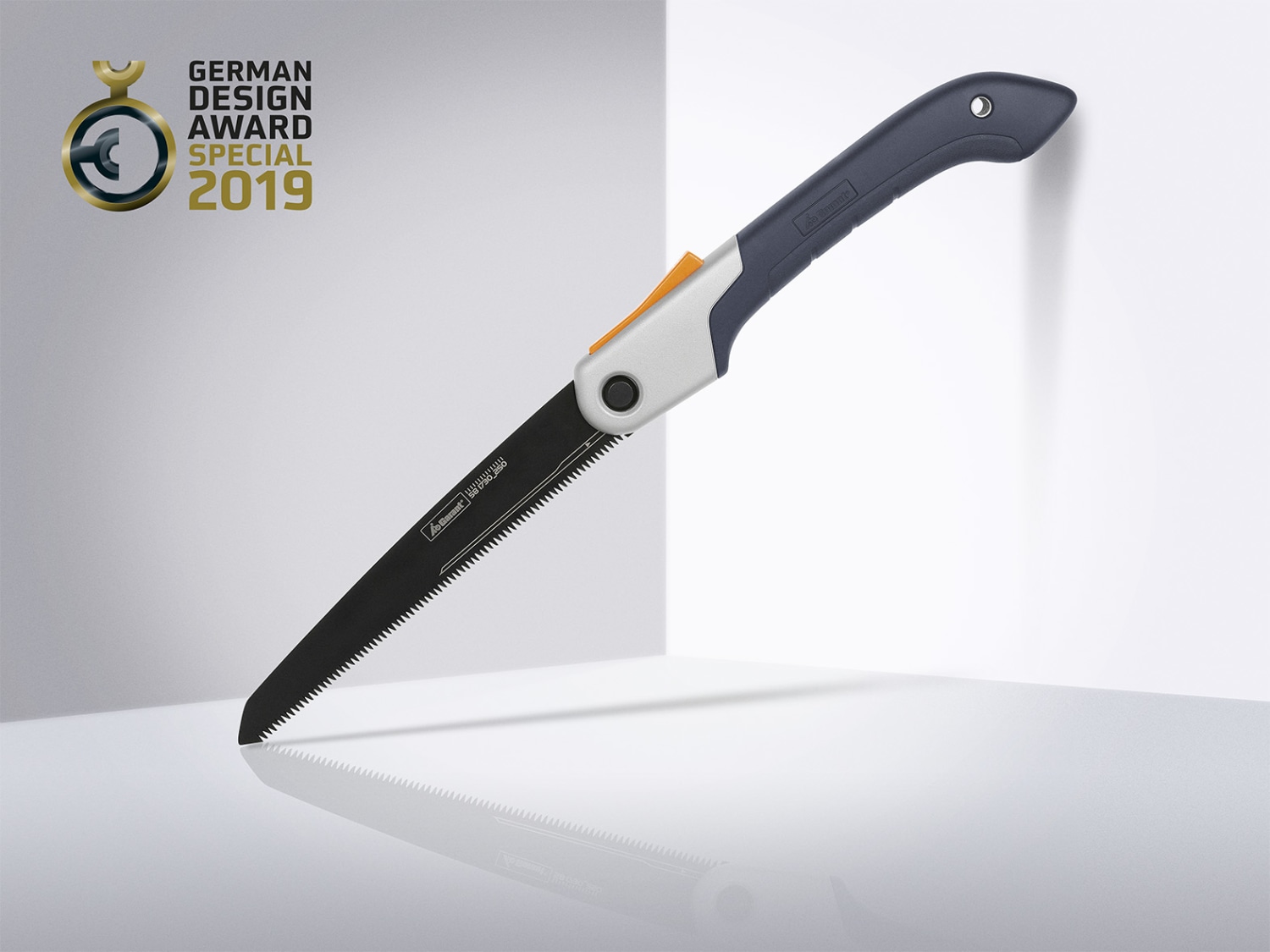 Die Garant-Zugsäge überzeugte beim German Design Award 2019 mit einem ergonomischen 2K-Griff. Als ›sehr gut‹ wurden außerdem die verschiedenen einstellbaren Winkel des Sägeblatts bewertet (© Hoffmann Group) 