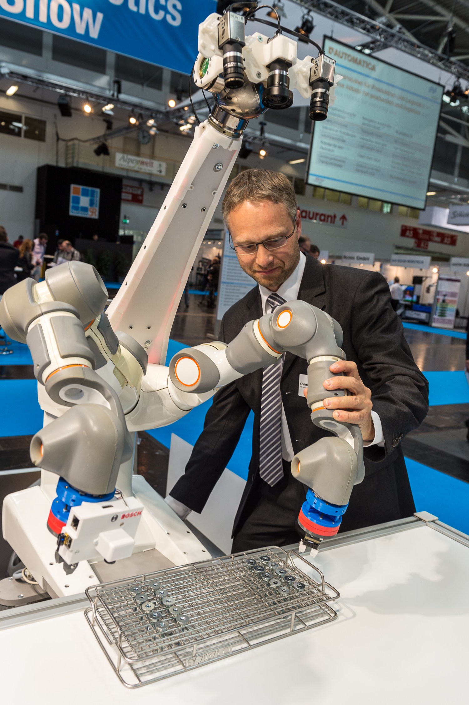 Wichtiger Treiber für die Automatisierung ist eine neue Generation von Leichtbaurobotern, sogenannte ›Cobots‹, die kostengünstiger als klassische Industrie-Roboter sind (© Messe München) 