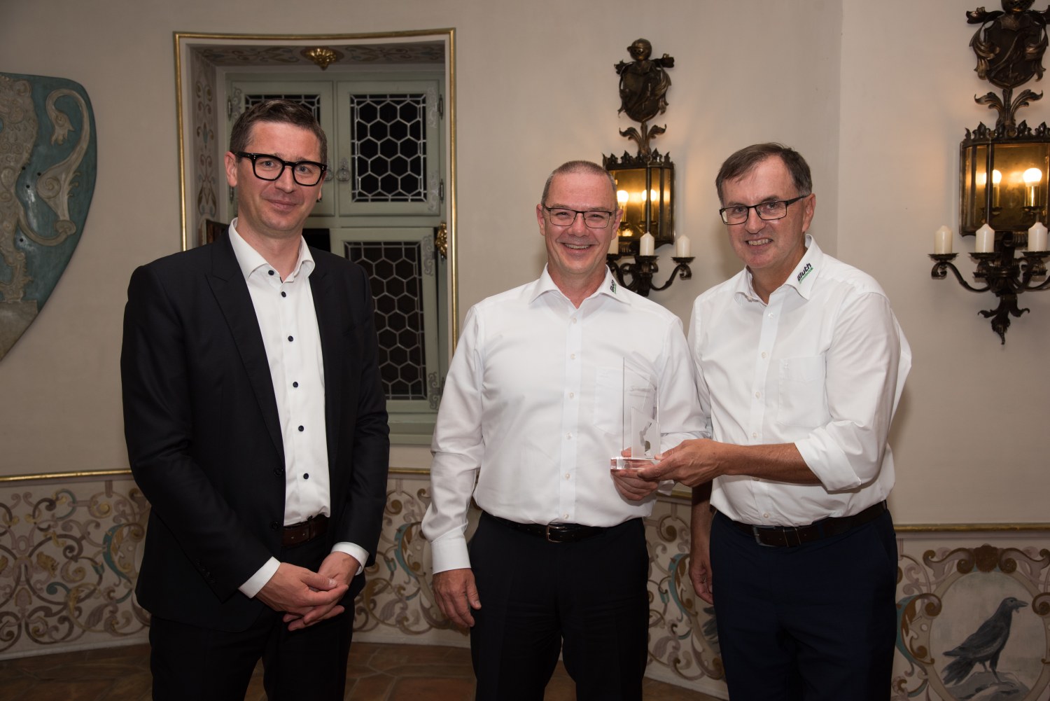 Peter Pühringer, Division Manager Robotics Stäubli, Bernhard Hacker, Angebotsprojektierung/Projektleitung zusammen mit Stefan Schnurrenberger Technische Leitung/Geschäftsführer der Gluth Systemtechnik GmbH, Straubing (© Stäubli)  