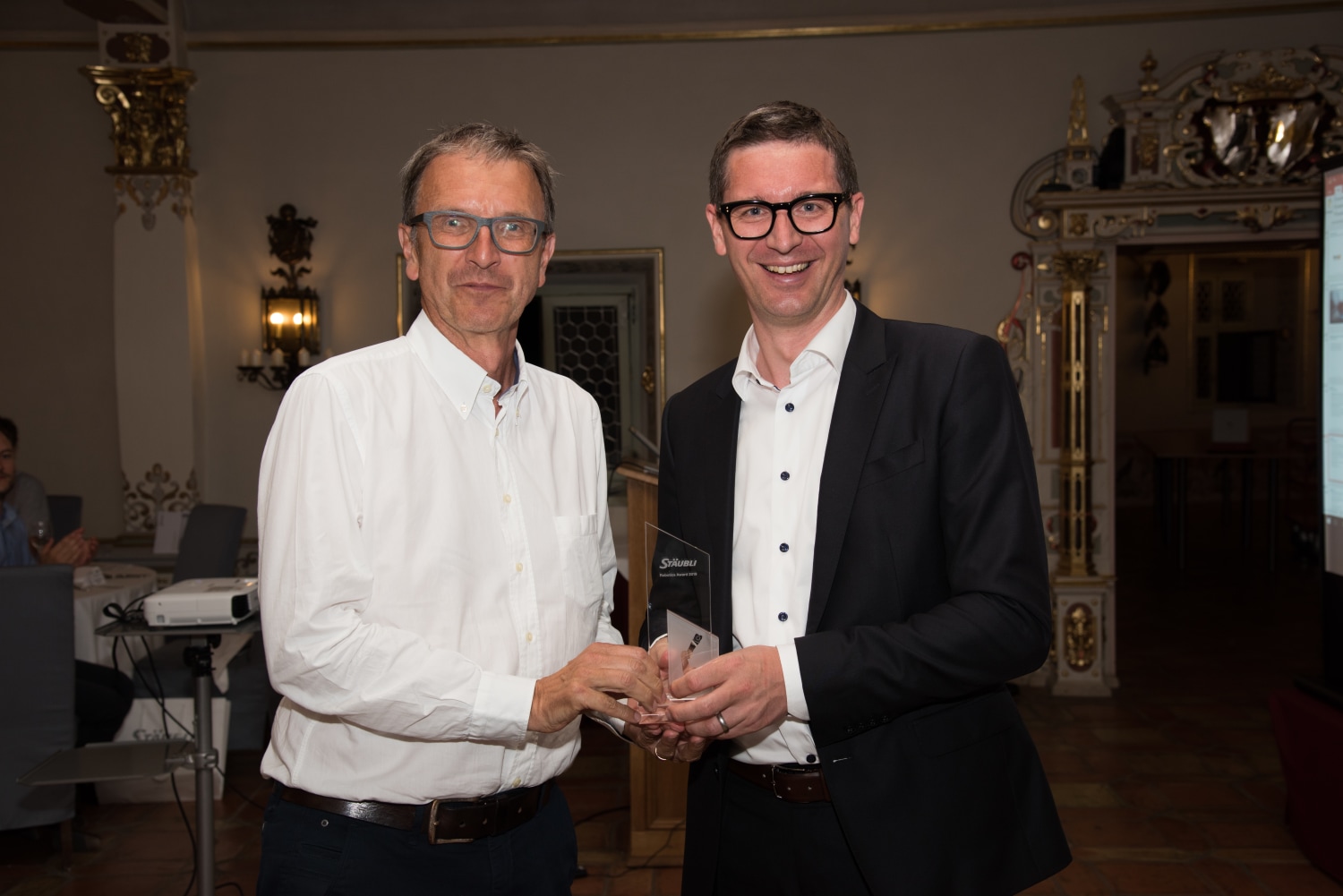 Von links: Dr. Georg Baumann und Peter Pühringer bei der Robotics Award Übergabe (© Stäubli)  