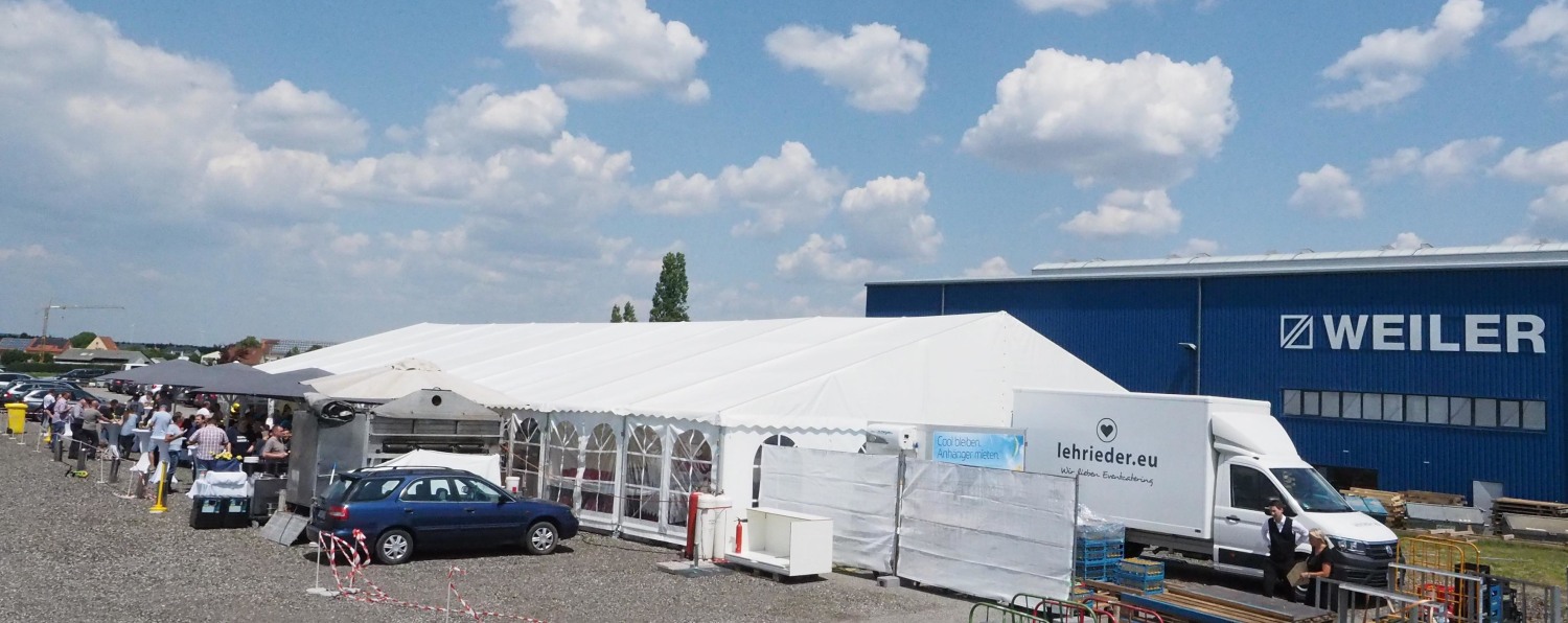 Das Festzelt vor der Versandhalle von Weiler in Mausdorf
