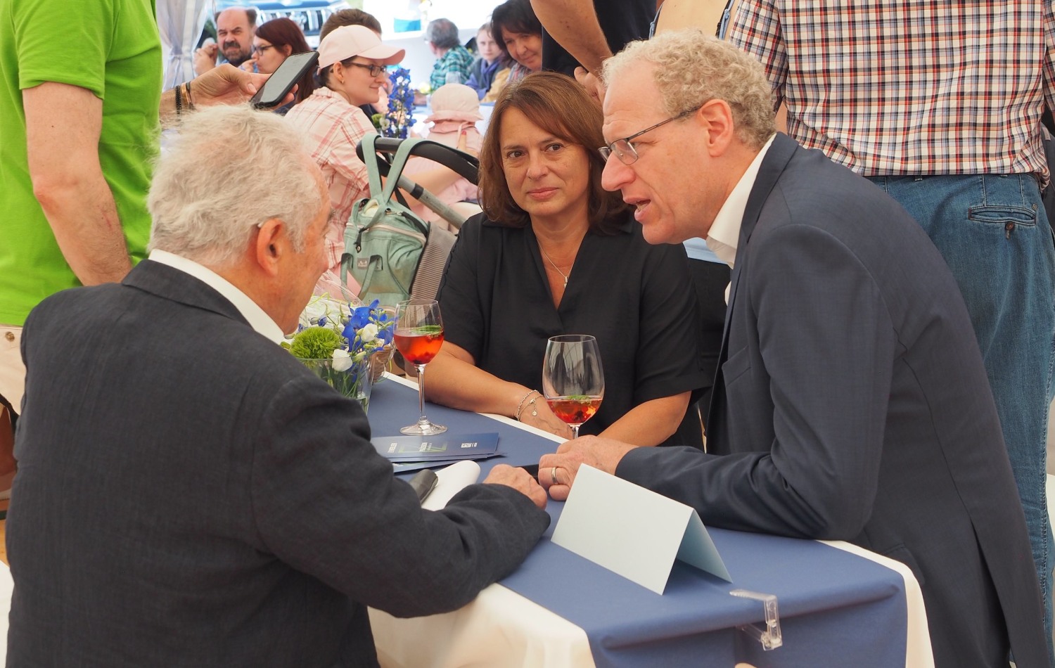 Friedrich K. Eisler im Gespräch mit Sandra Winkelspecht, Erste Bürgermeisterin des Marktes Emskirchen, und mit Dr. German Hacker, Erster Bürgermeister der Stadt Herzogenaurach (von links)