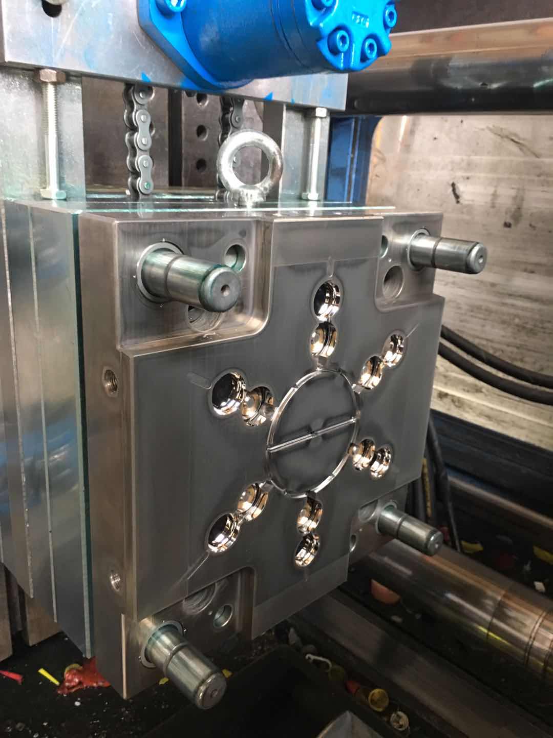 flip-top cap mould