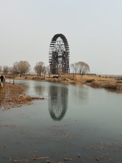 A water wheel and its reflection on water