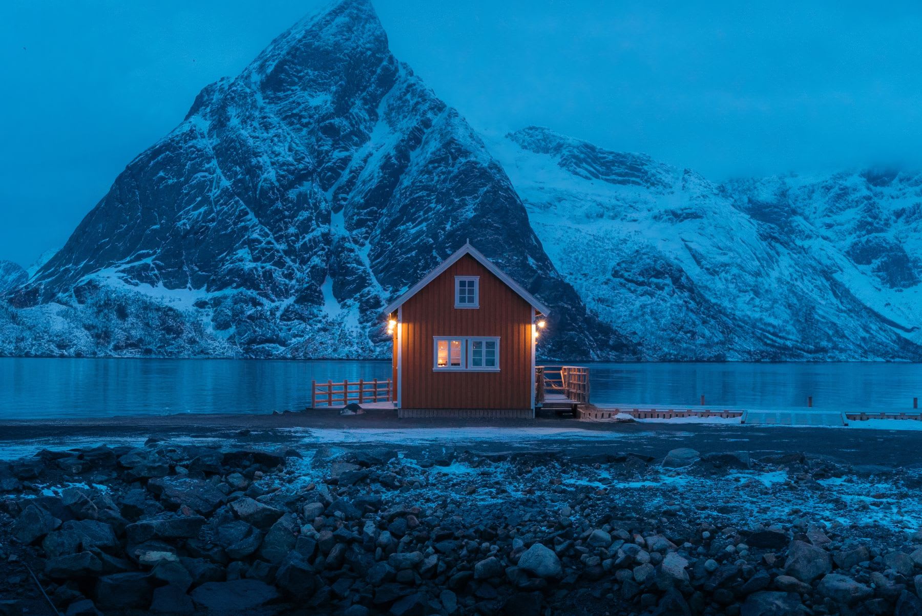 A view of a house in a rural area in the mountains