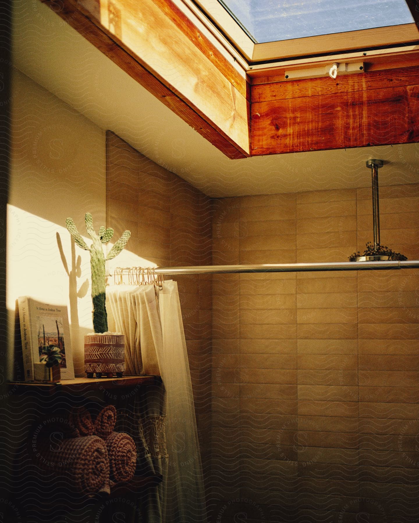 A well put together bathroom with a sky light.