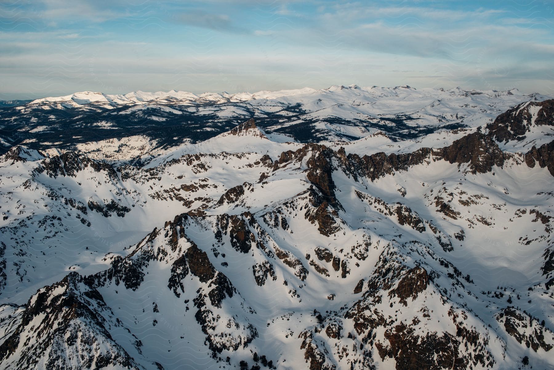 Panorama of mountains and peaks covered in snow.