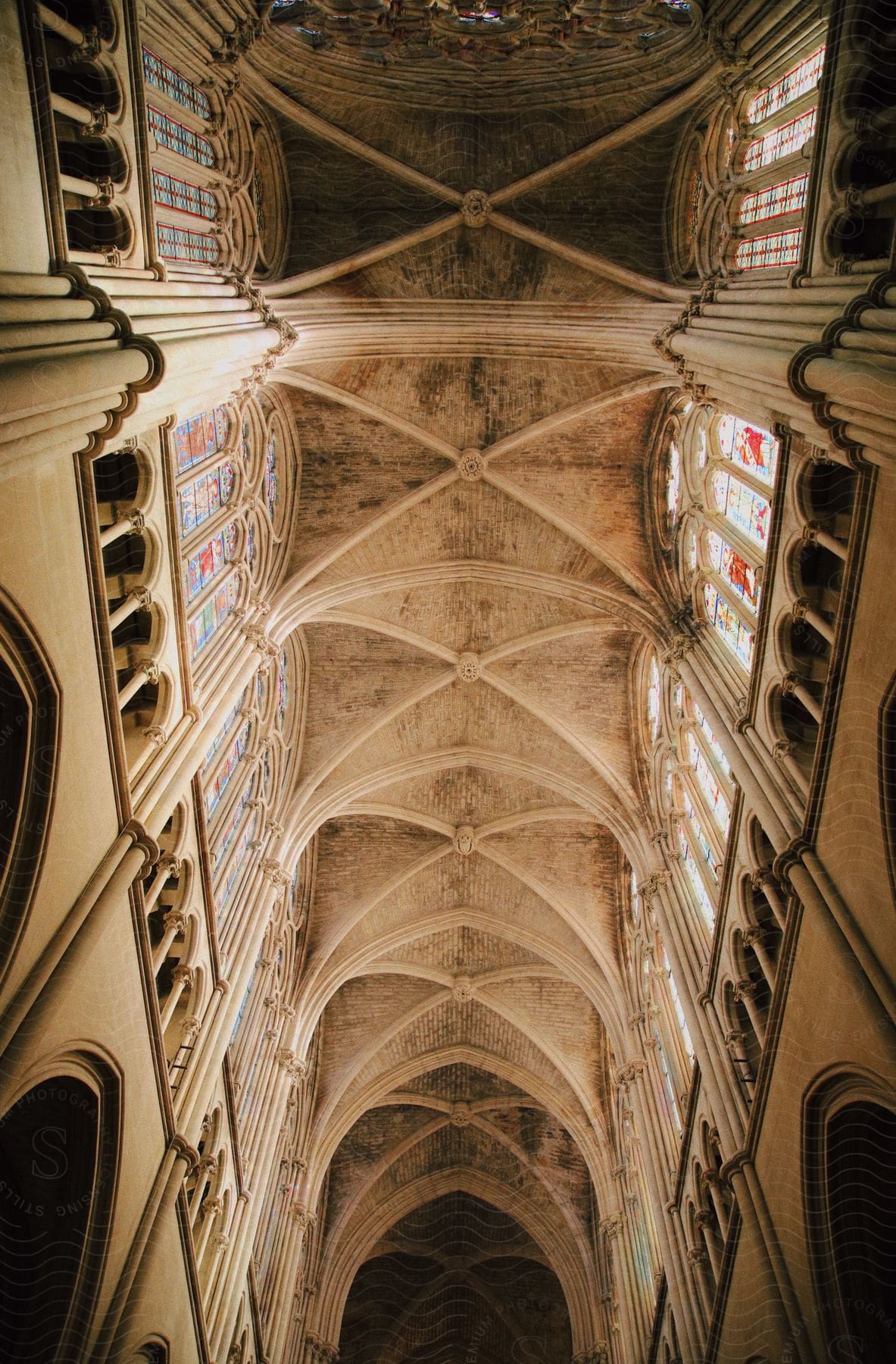 View of the ceiling of the Cathédrale Notre-Dame d'Amiens.