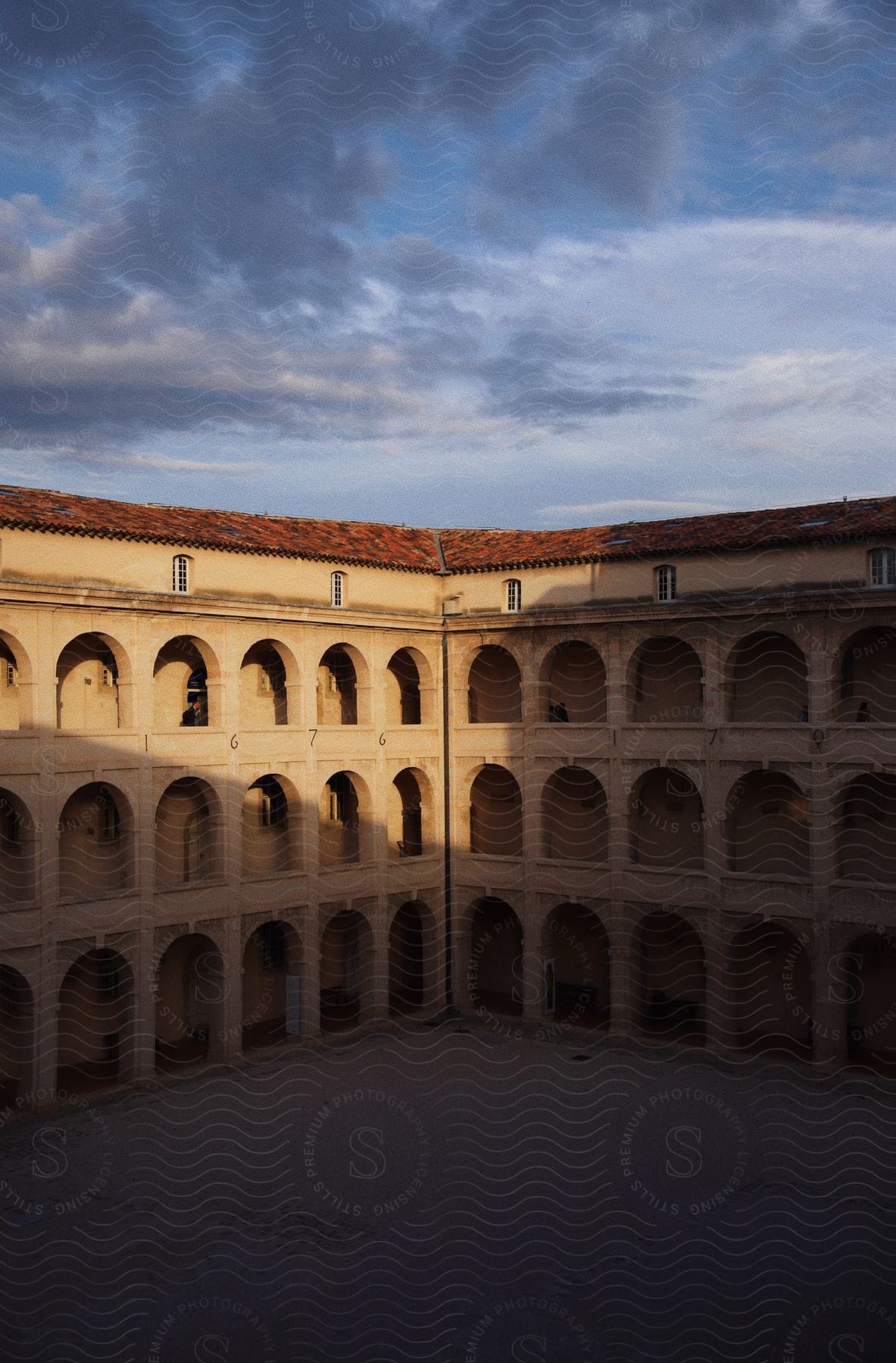 A arquitetura externa do Museu Old Charity Center.