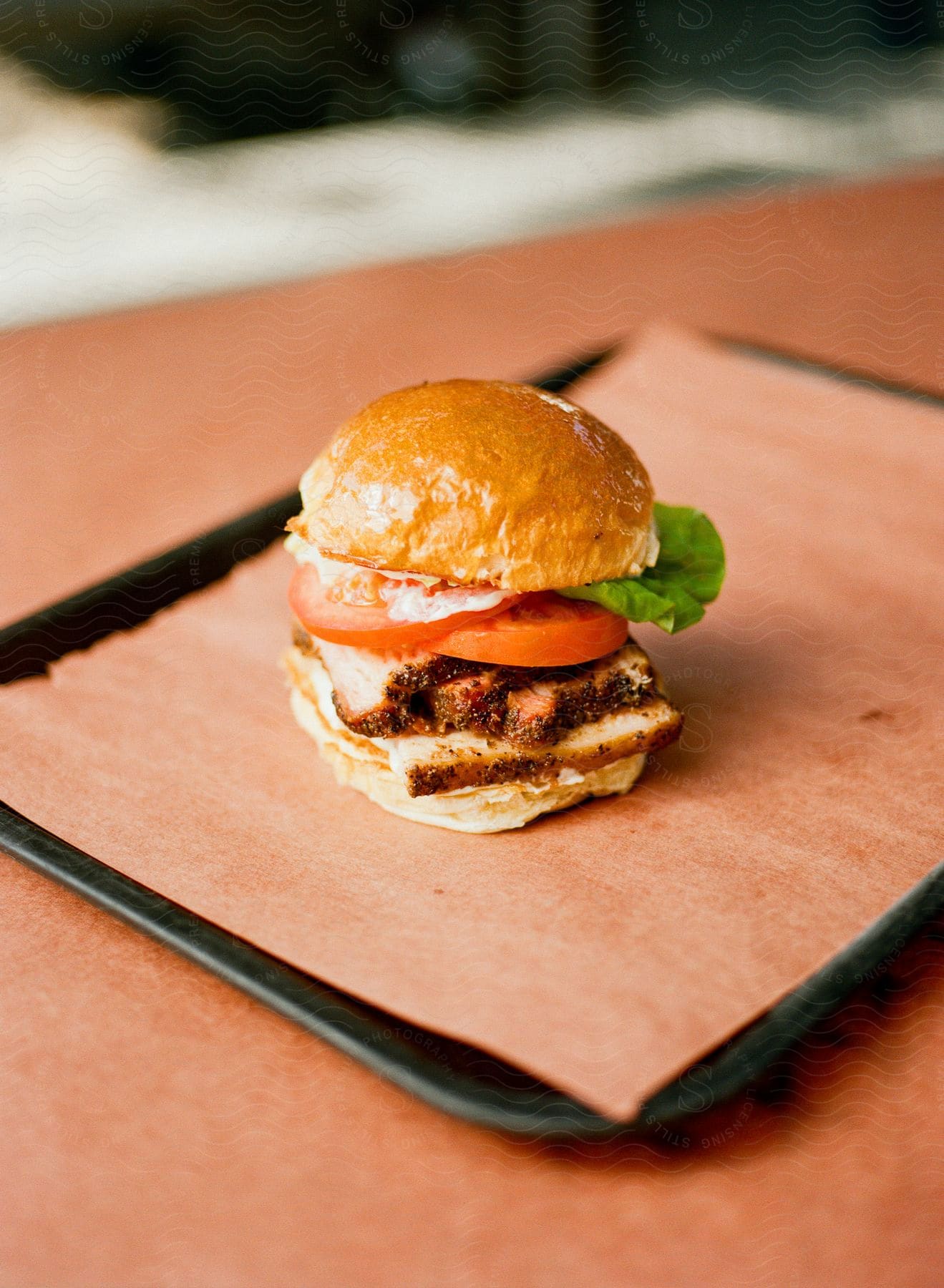 Presentation of a pork hamburger on a table.
