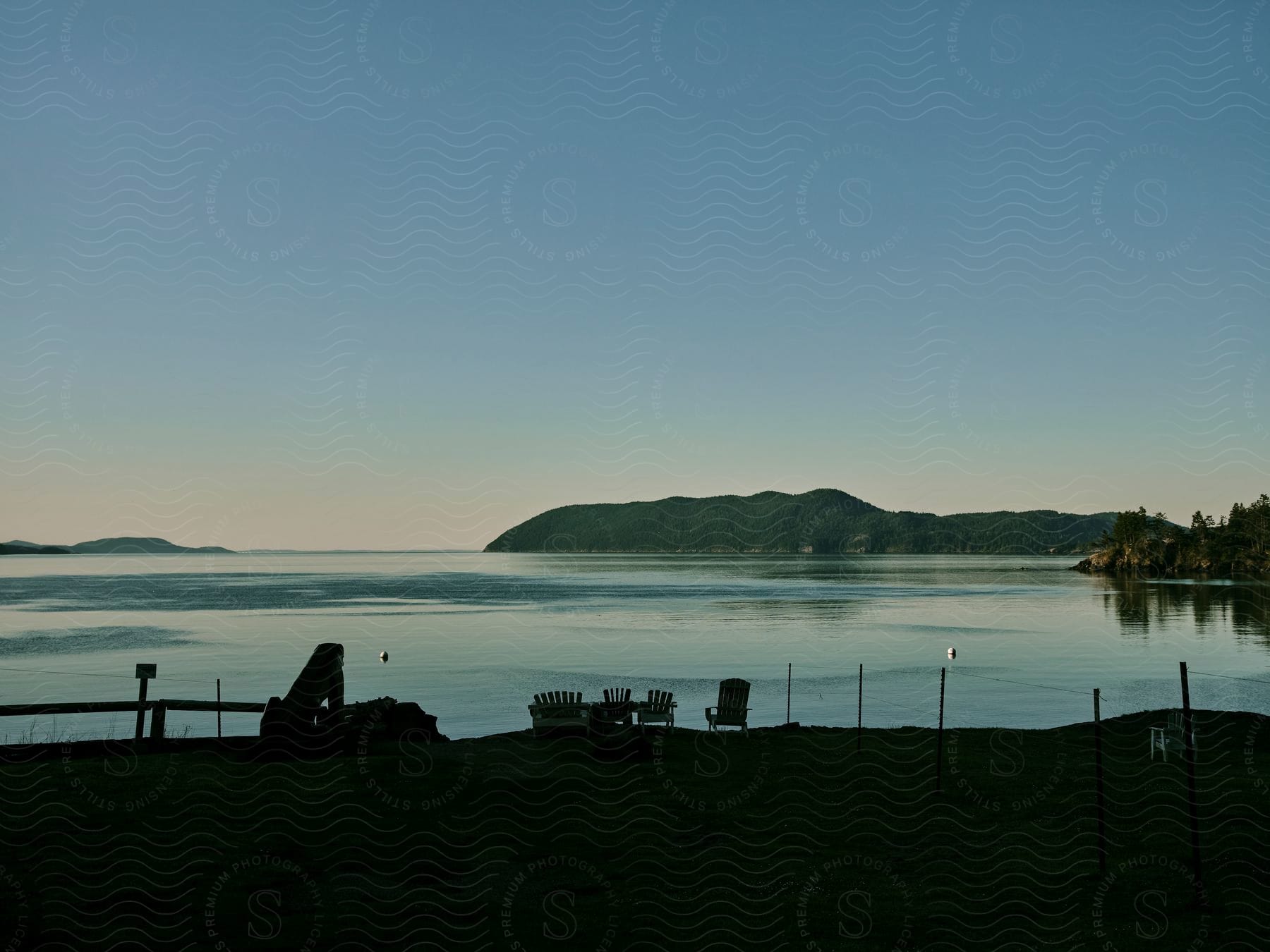 A view of some water at the edge of the coast