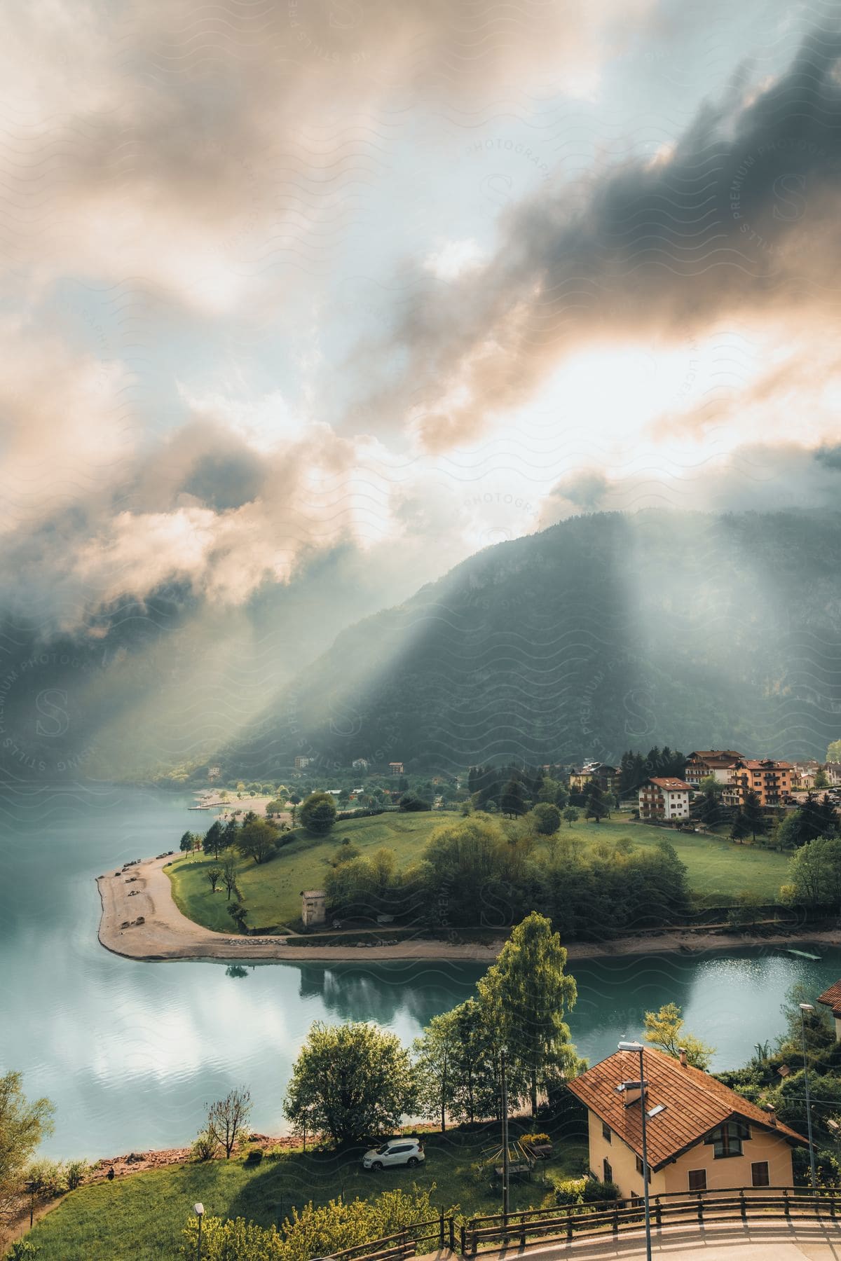 A view of some houses out around a lake.