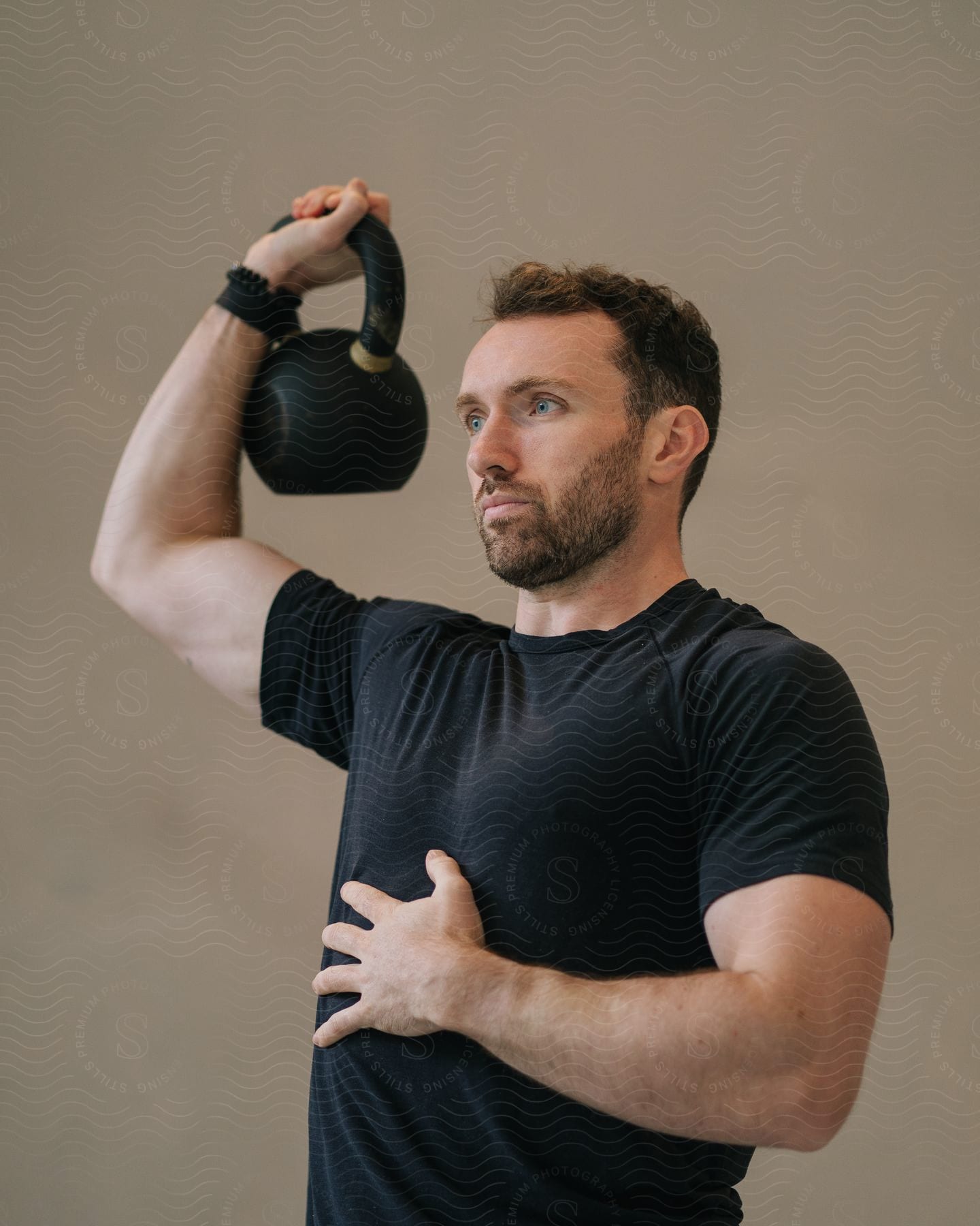 The person lifts a kettlebell with one hand and the other resting on the waist.