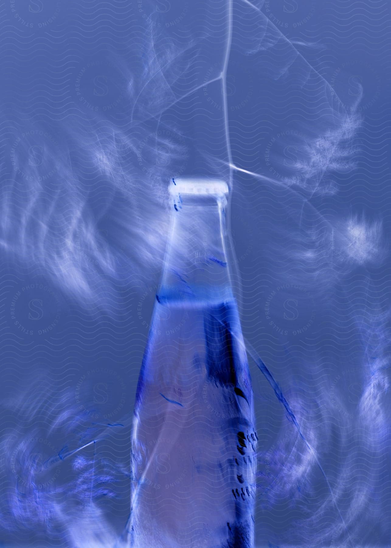 A translucent bottle in the center, surrounded by a dynamic and ethereal blue atmosphere. White and blue rays intertwine around the bottle, creating an abstract and mystical feeling.