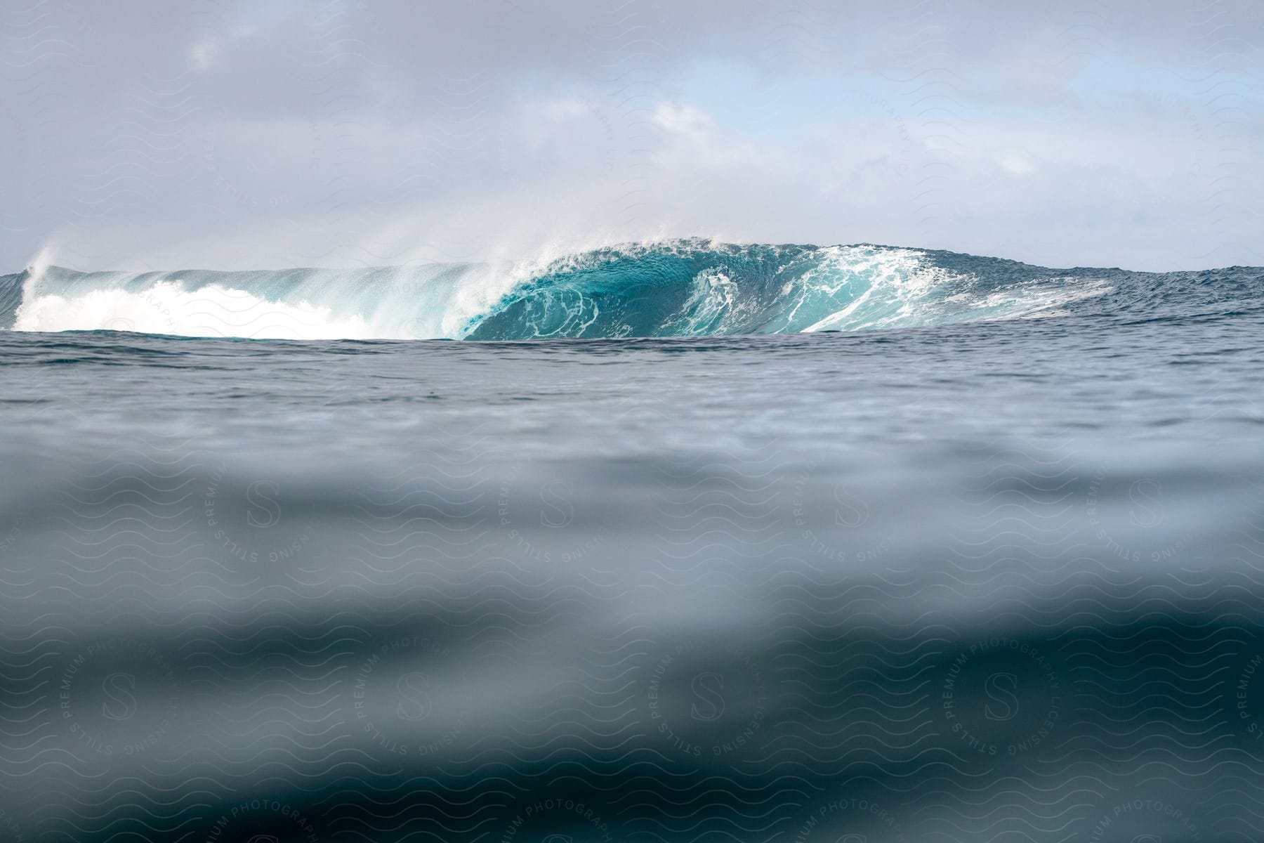 Strong ocean waves from the wind on a cloudy day