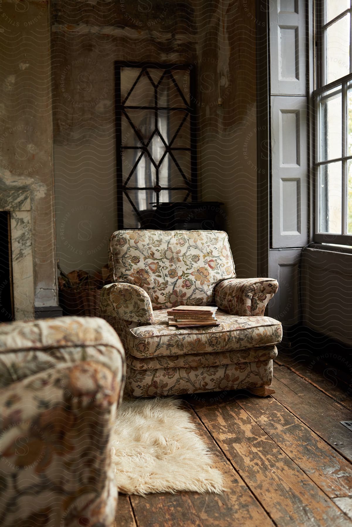 A cozy, vintage corner. A comfortable armchair with a floral print is the focal point, inviting you to spend some time reading.