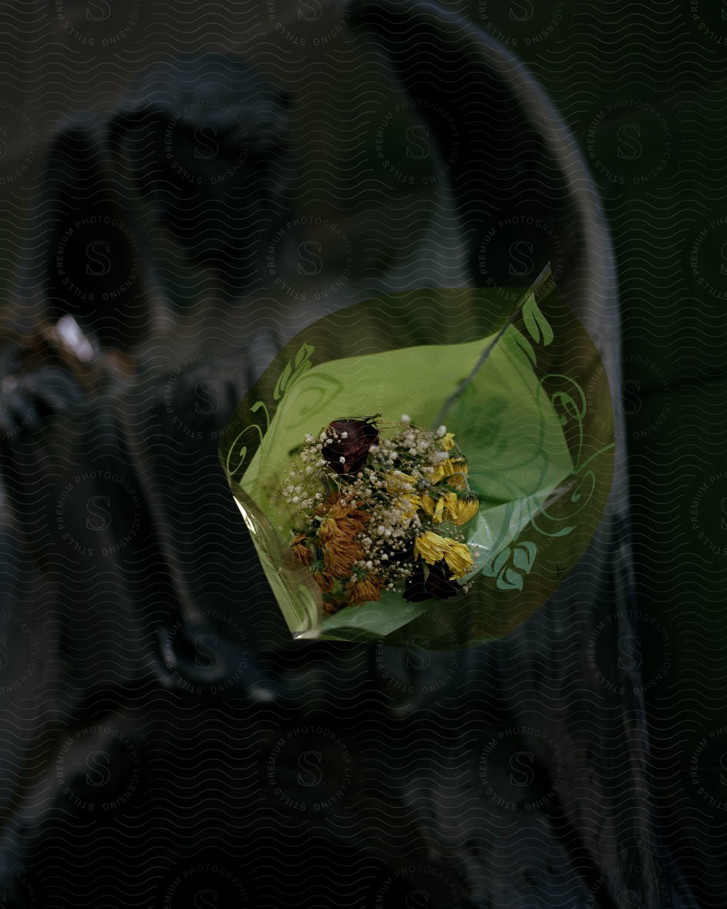 Small bouquet with dead flowers