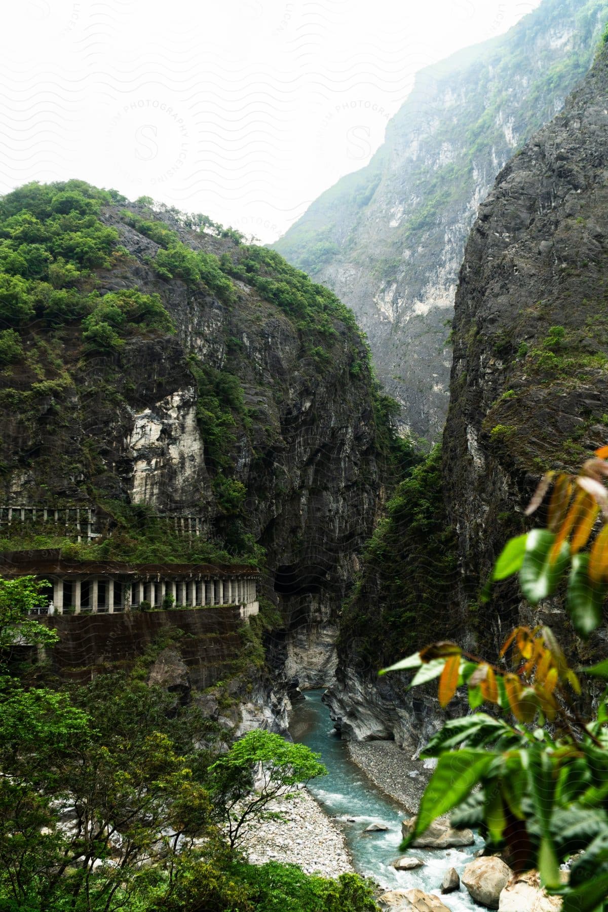 Natural landscape of mountains on a turquoise lake in Taroko National Park