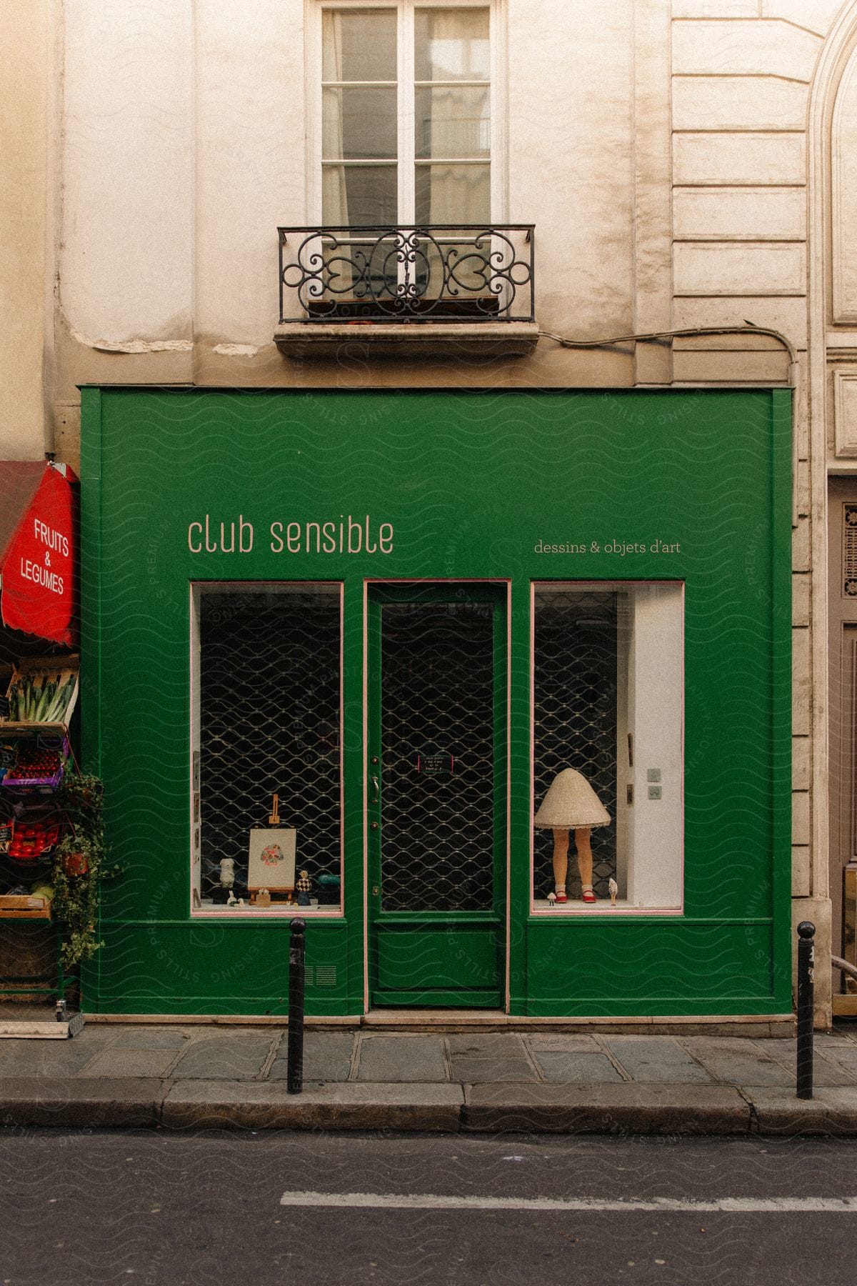 Facade of a green store facing the asphalt